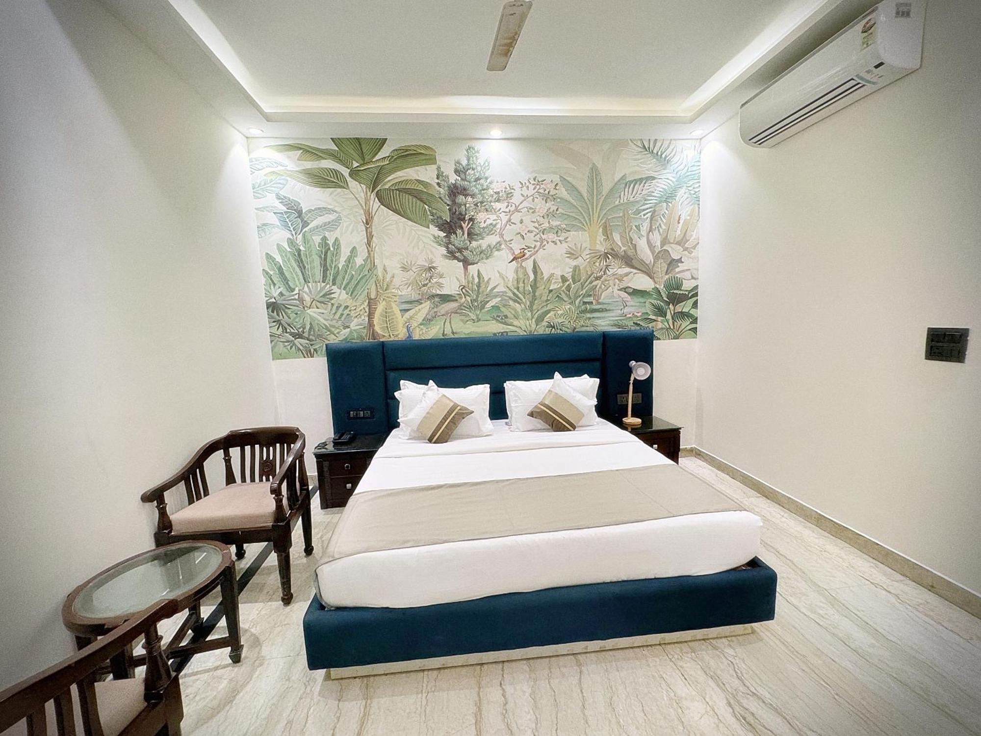 Hotel The Orion Express - East Of Kailash 3*