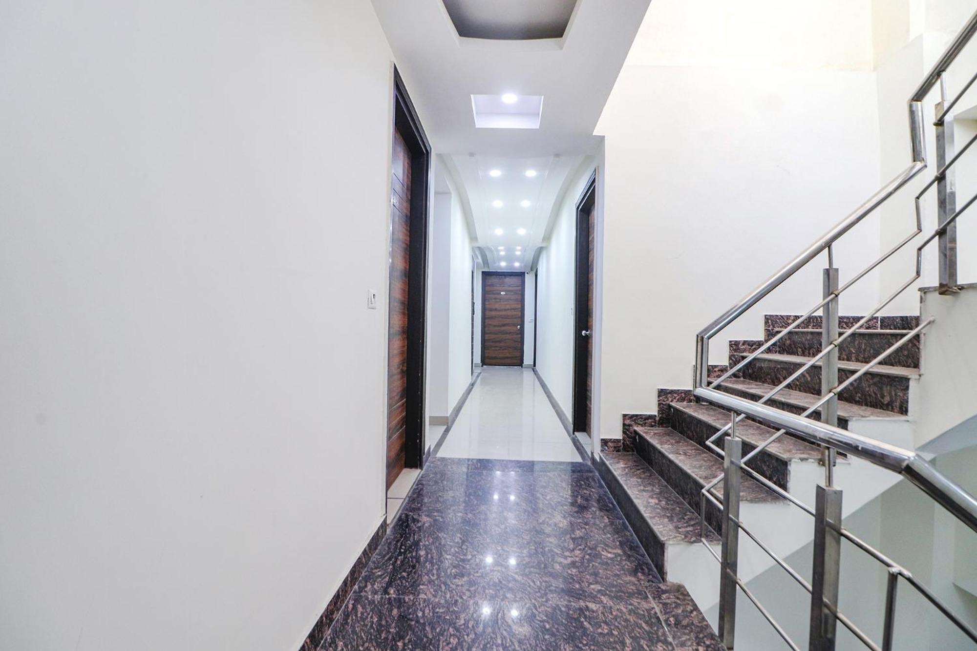 Fabhotel Kingdom Near Igi Airport