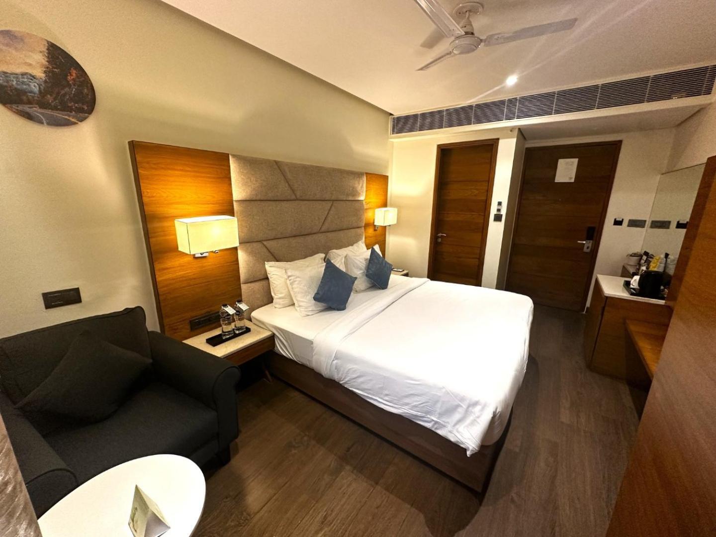 Hotel Atlantiis Near Delhi Airport 4*