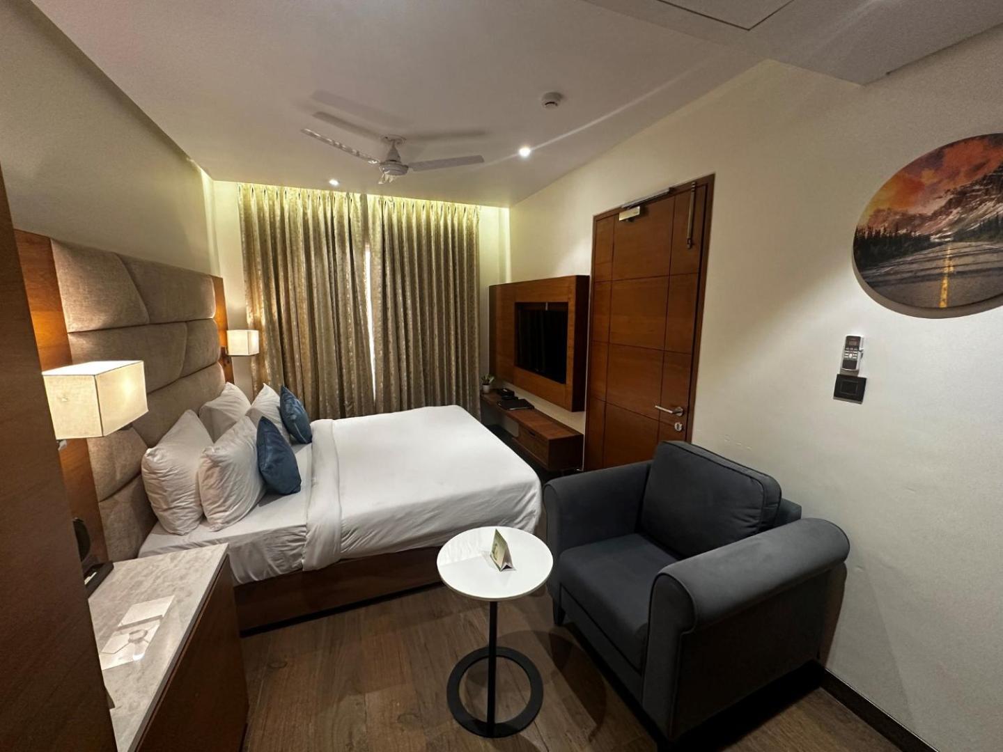 Hotel Atlantiis Near Delhi Airport 4*