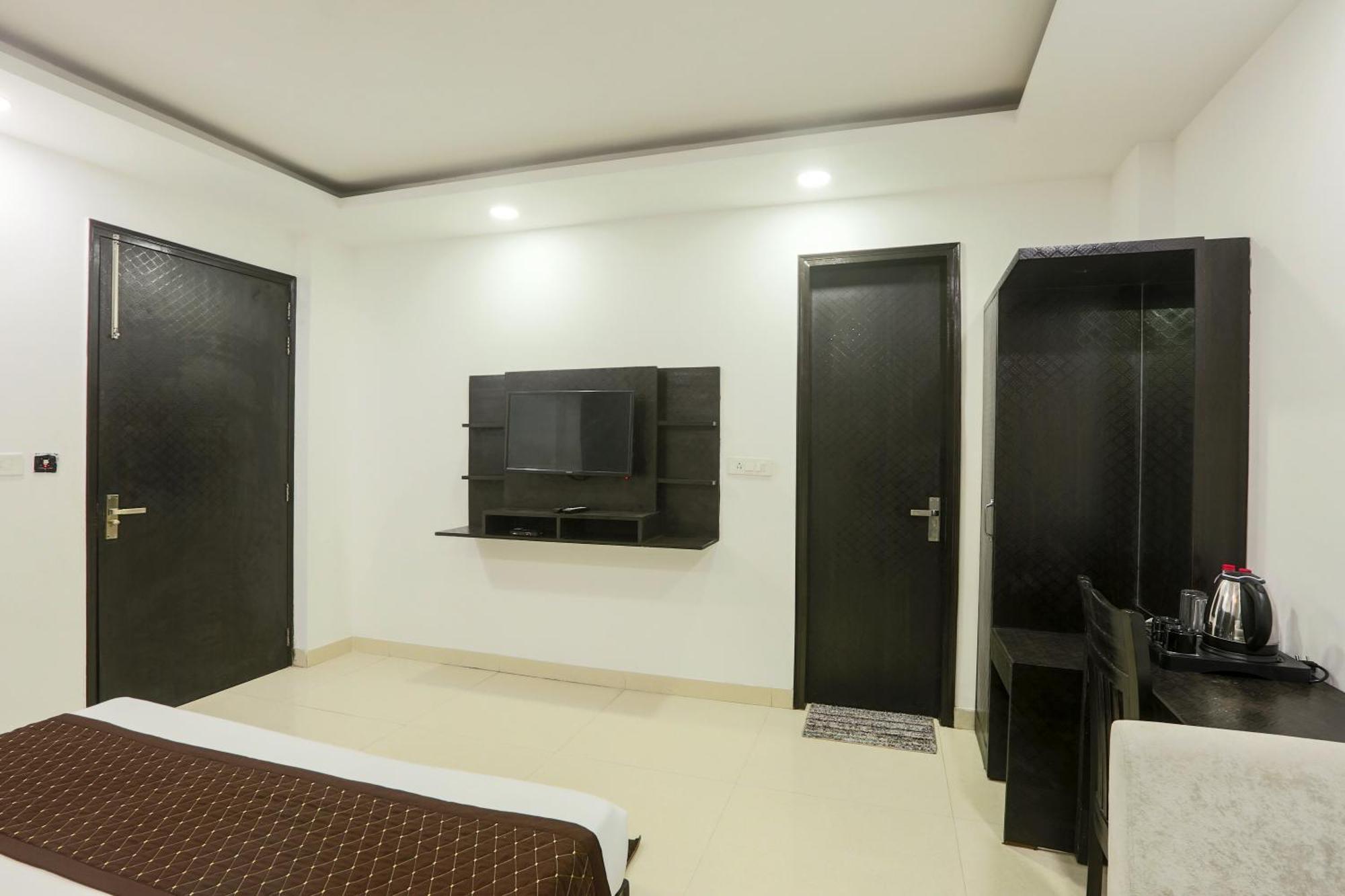 Atlantiis Near Delhi Airport Hotel 4*