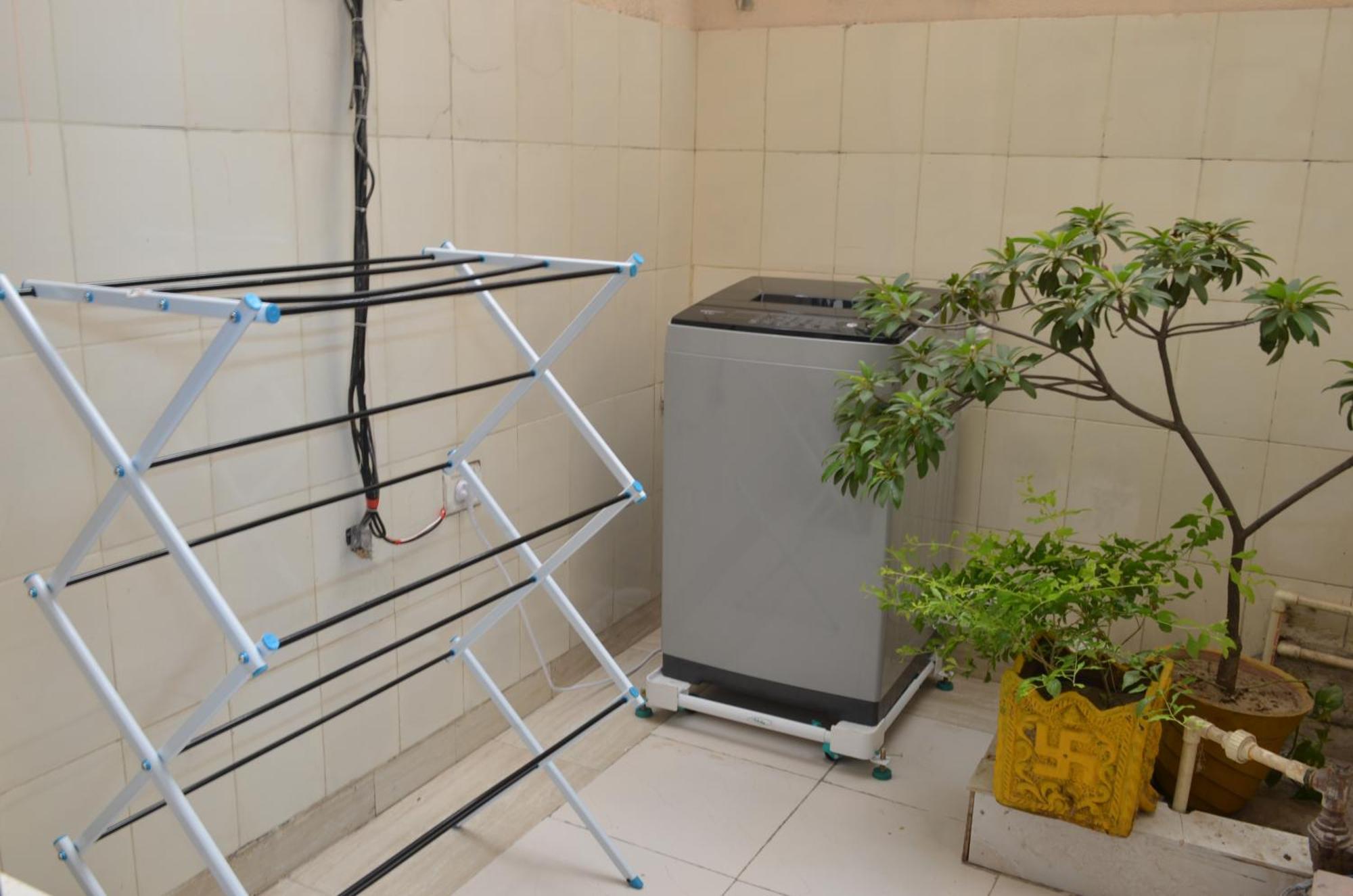 Spacious 2bhk With Big Bedrooms And Kitchen 7 * New Delhi