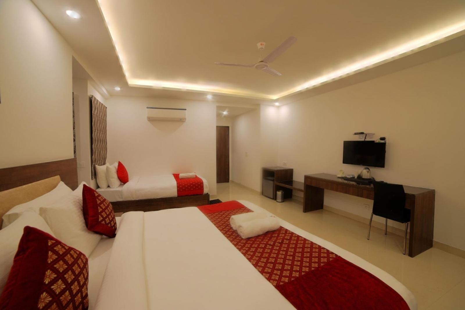 Chanakya Hotel 4*