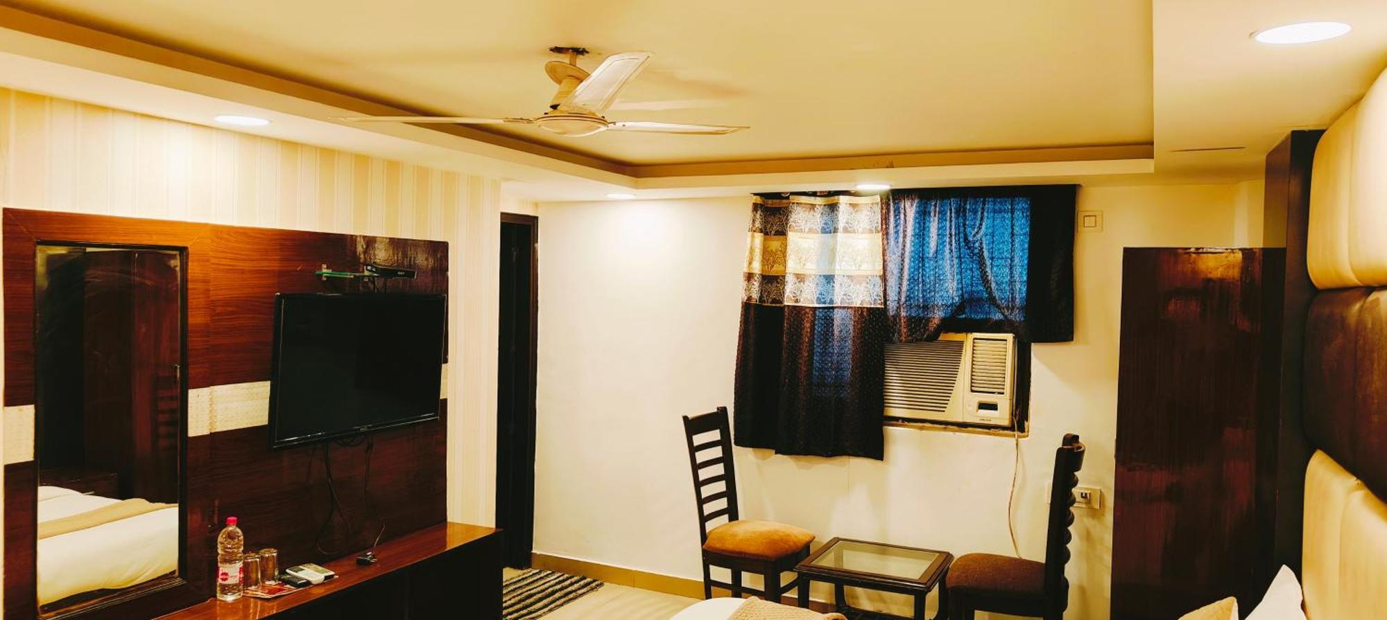 Royal Caves Plaza Near Igi Airport Delhi 4*