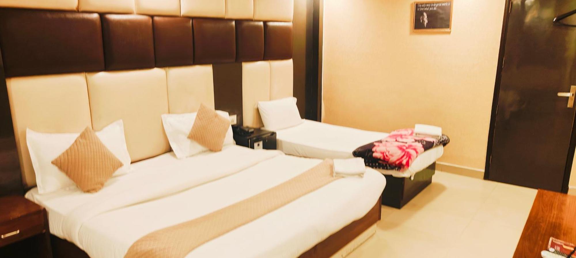 Royal Caves Plaza Near Igi Airport Delhi 4*