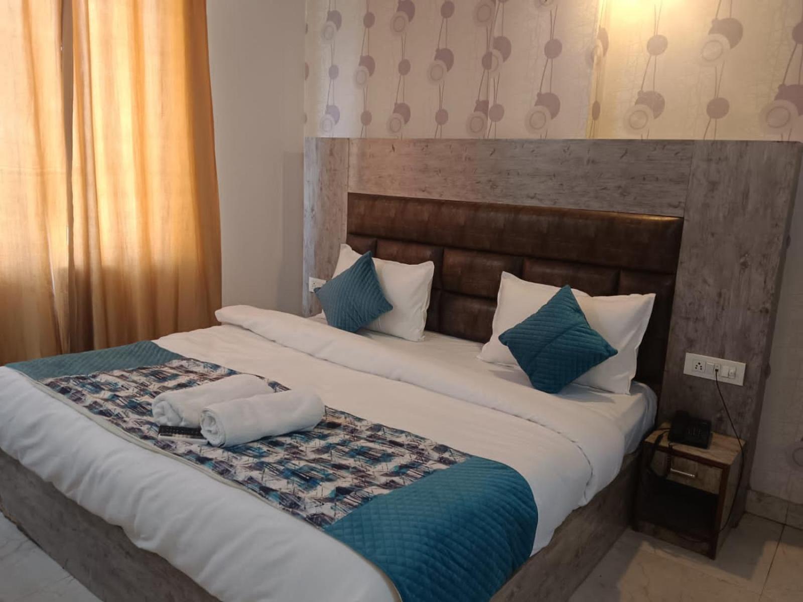 Hotel Vijaydeep Place Near Delhi Airport 3*