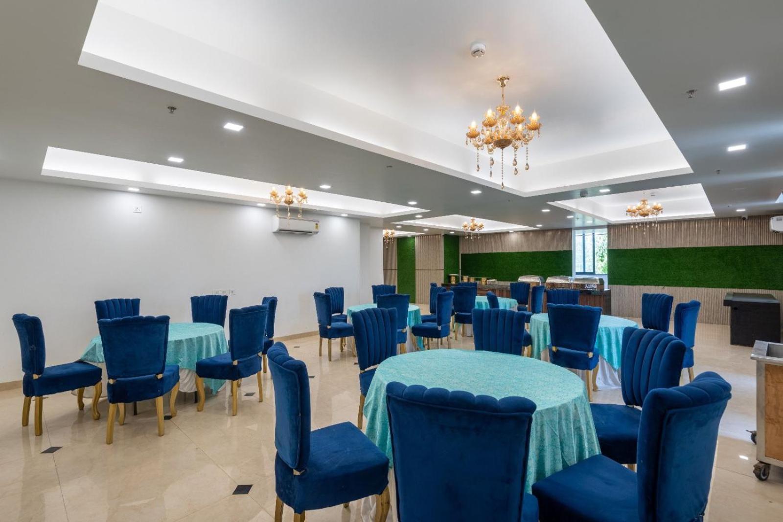 Hotel The Sandalwood By Mavenco Hospitality I Near Delhi Airport 4*