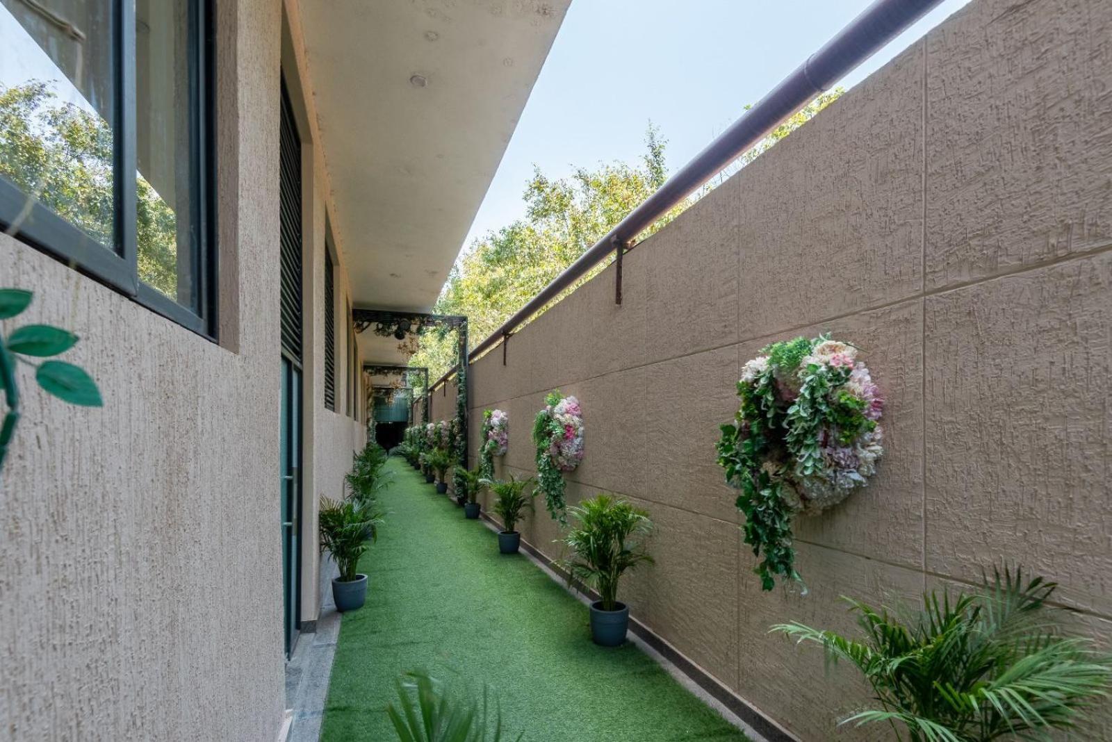 The Sandalwood By Mavenco Hospitality I Near Delhi Airport 4*