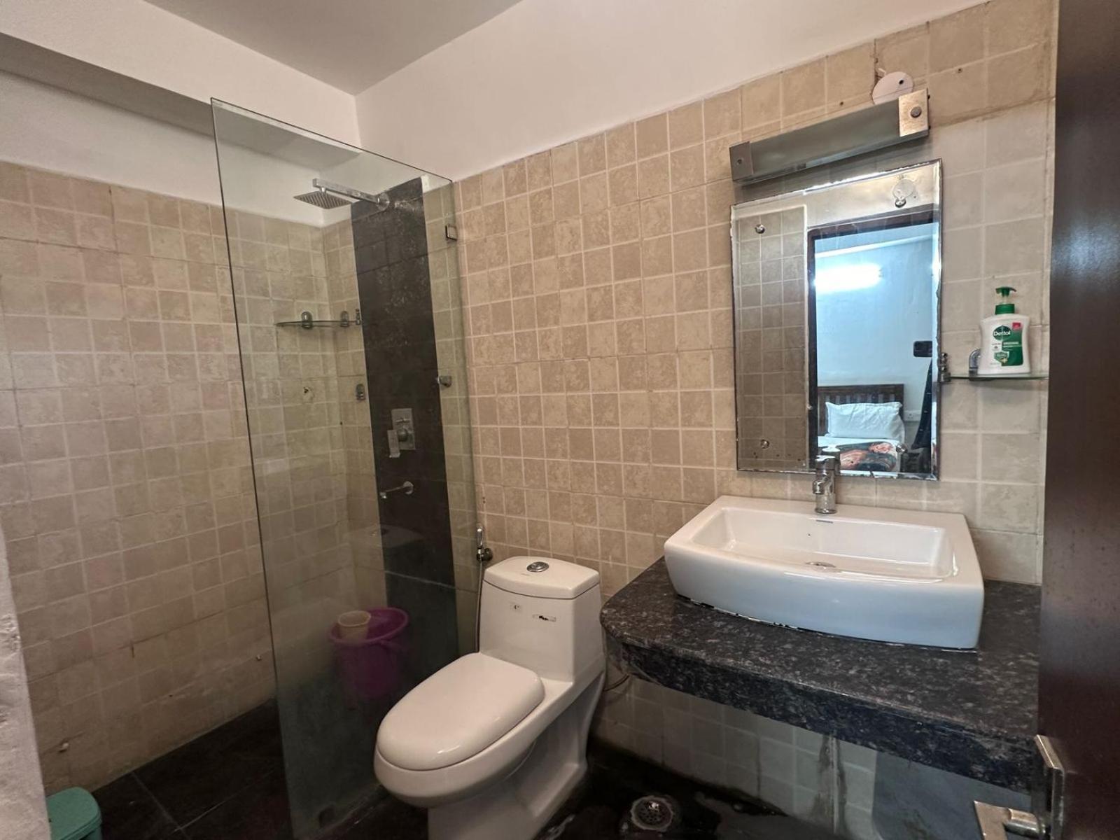 The Raveesh J42 New Delhi