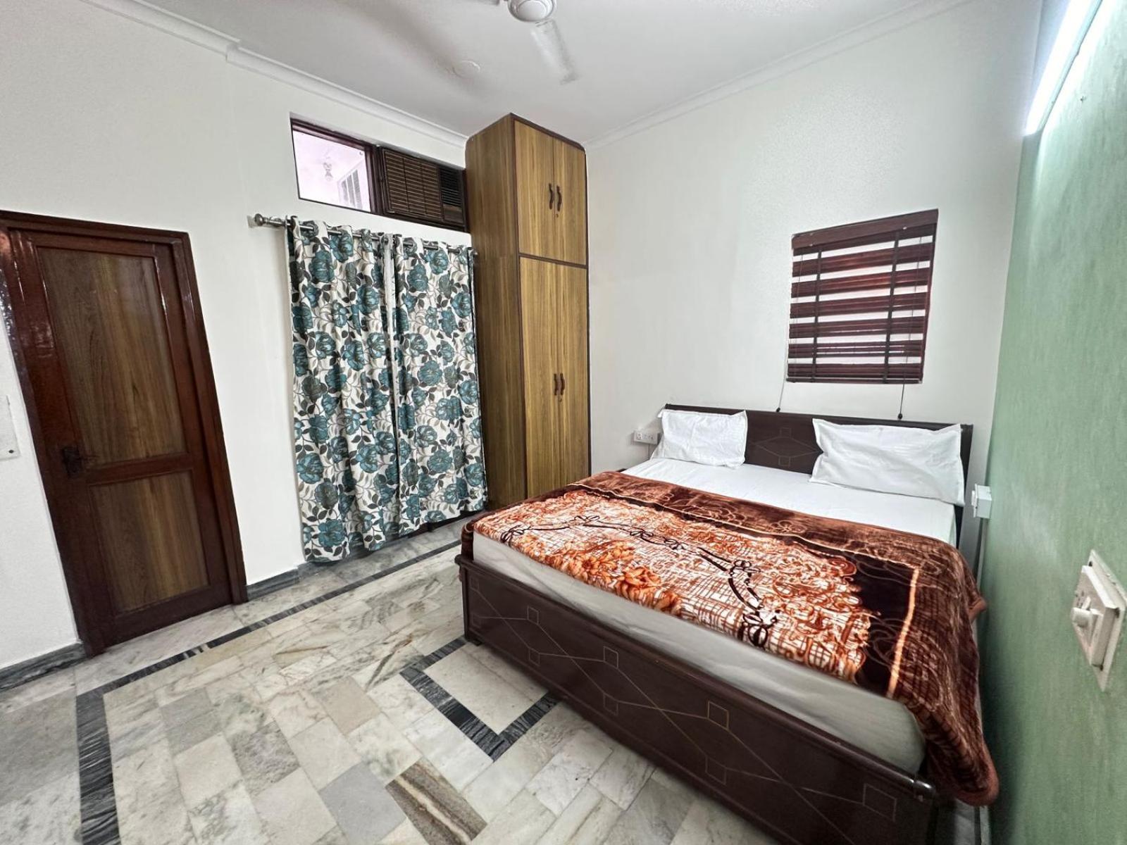 The Raveesh J42 * New Delhi