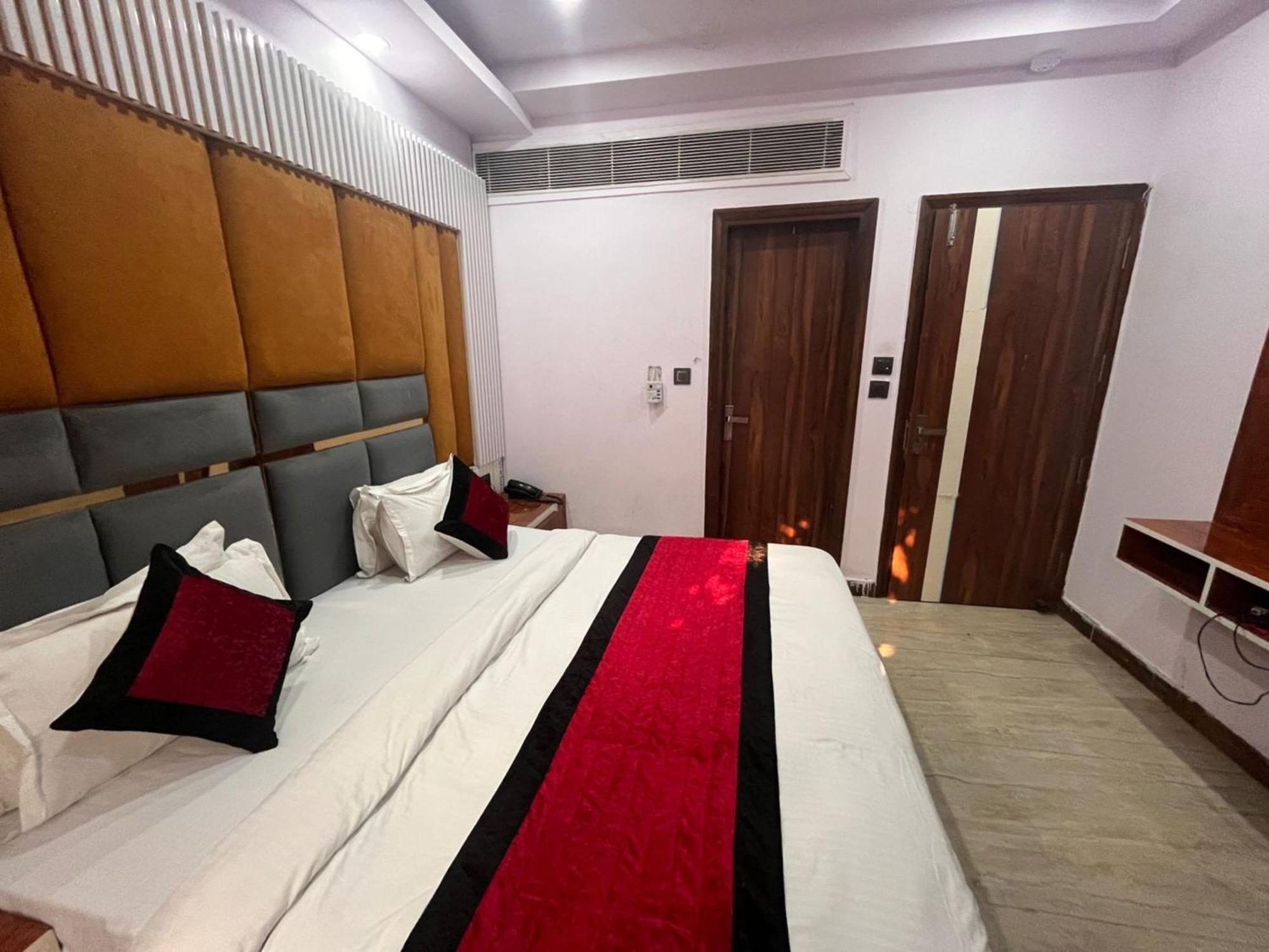 Ambience -5 Mints Walk From Railway Station New Delhi