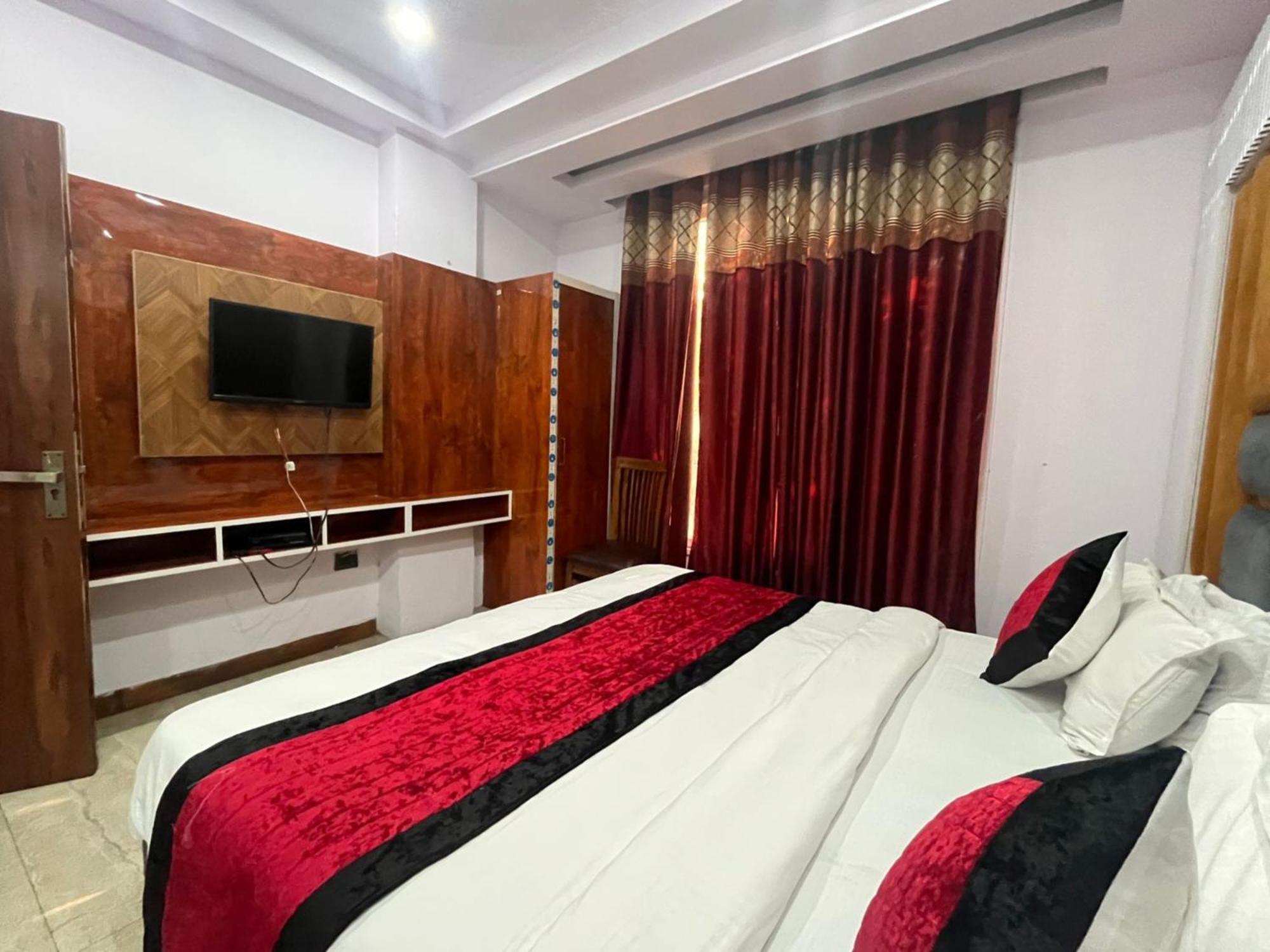 Ambience -5 Mints Walk From Railway Station 4* New Delhi