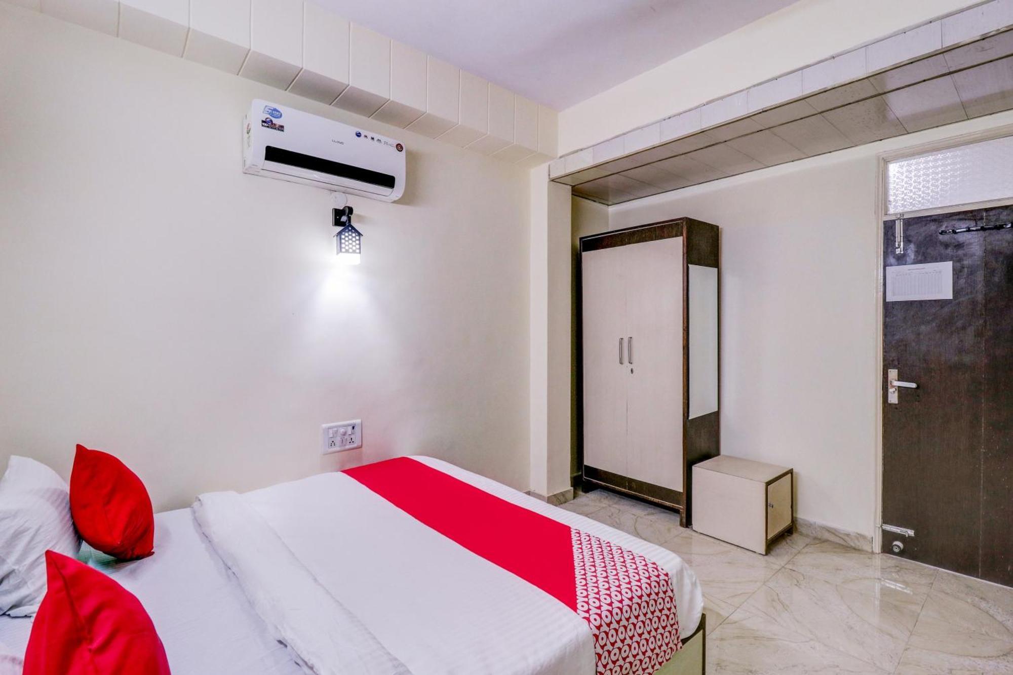 O Rs Near Pitampura Metro Hotel 3*