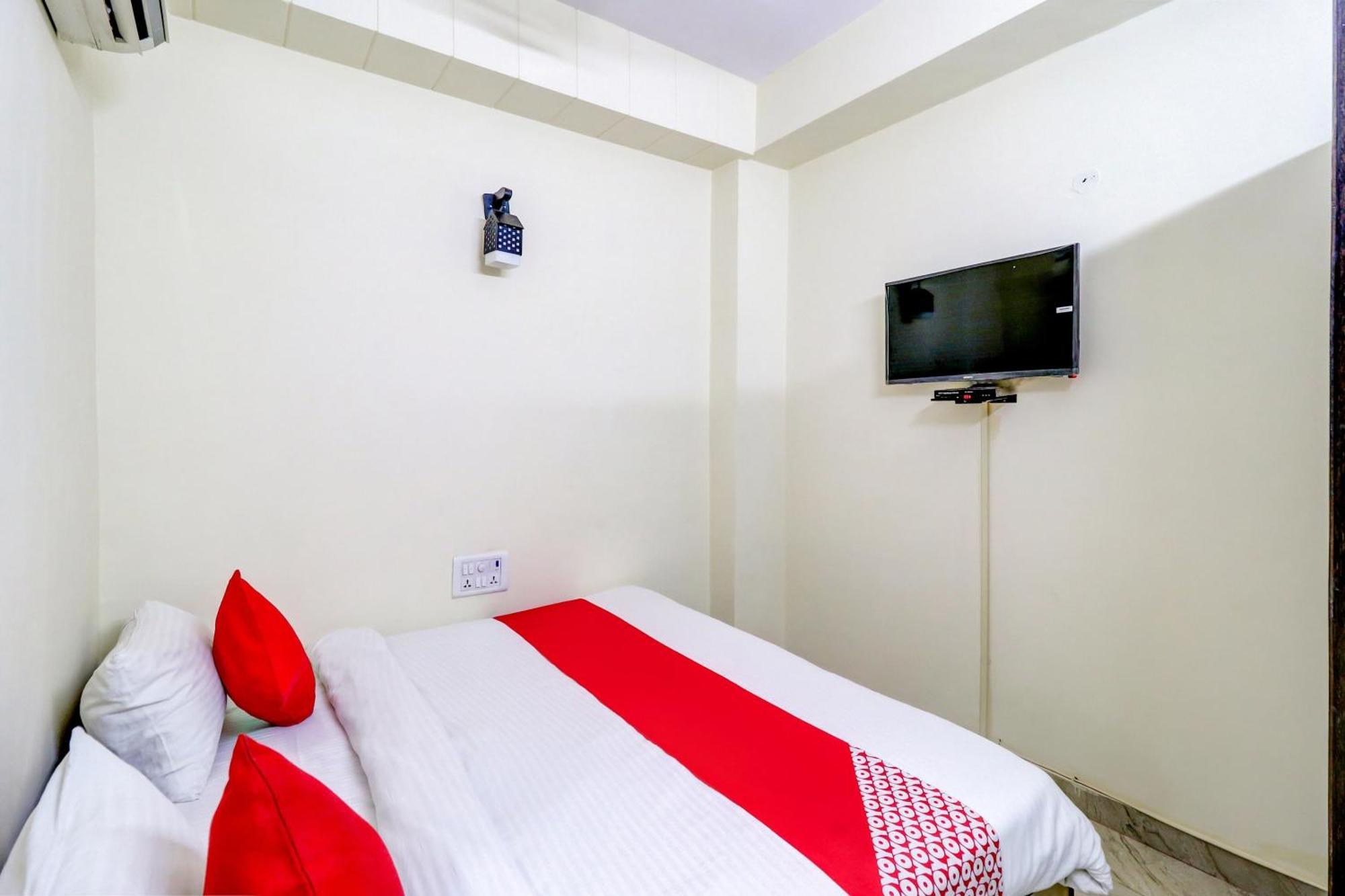 Hotel O Rs Near Pitampura Metro 3*