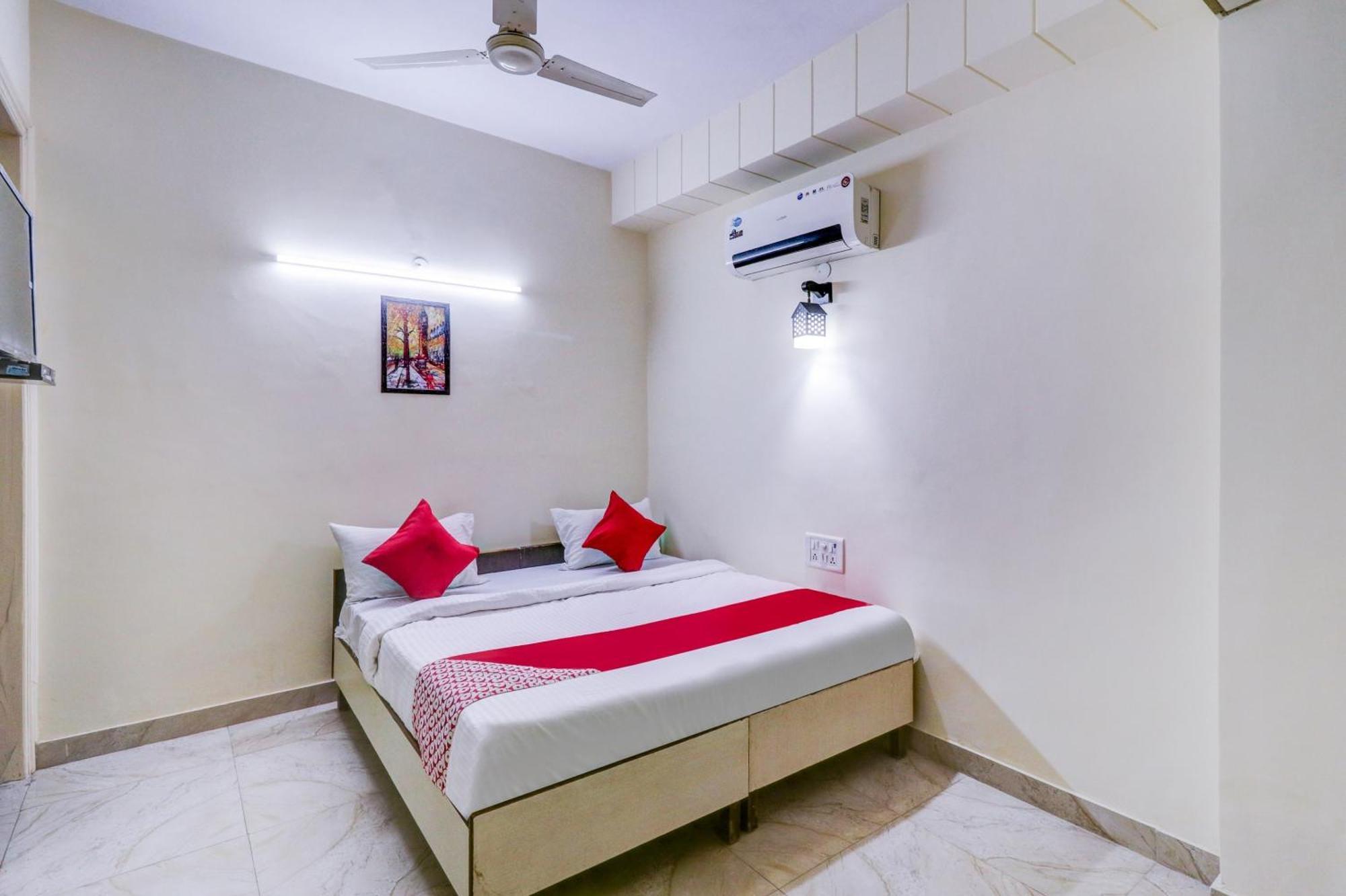 O Rs Near Pitampura Metro Hotel