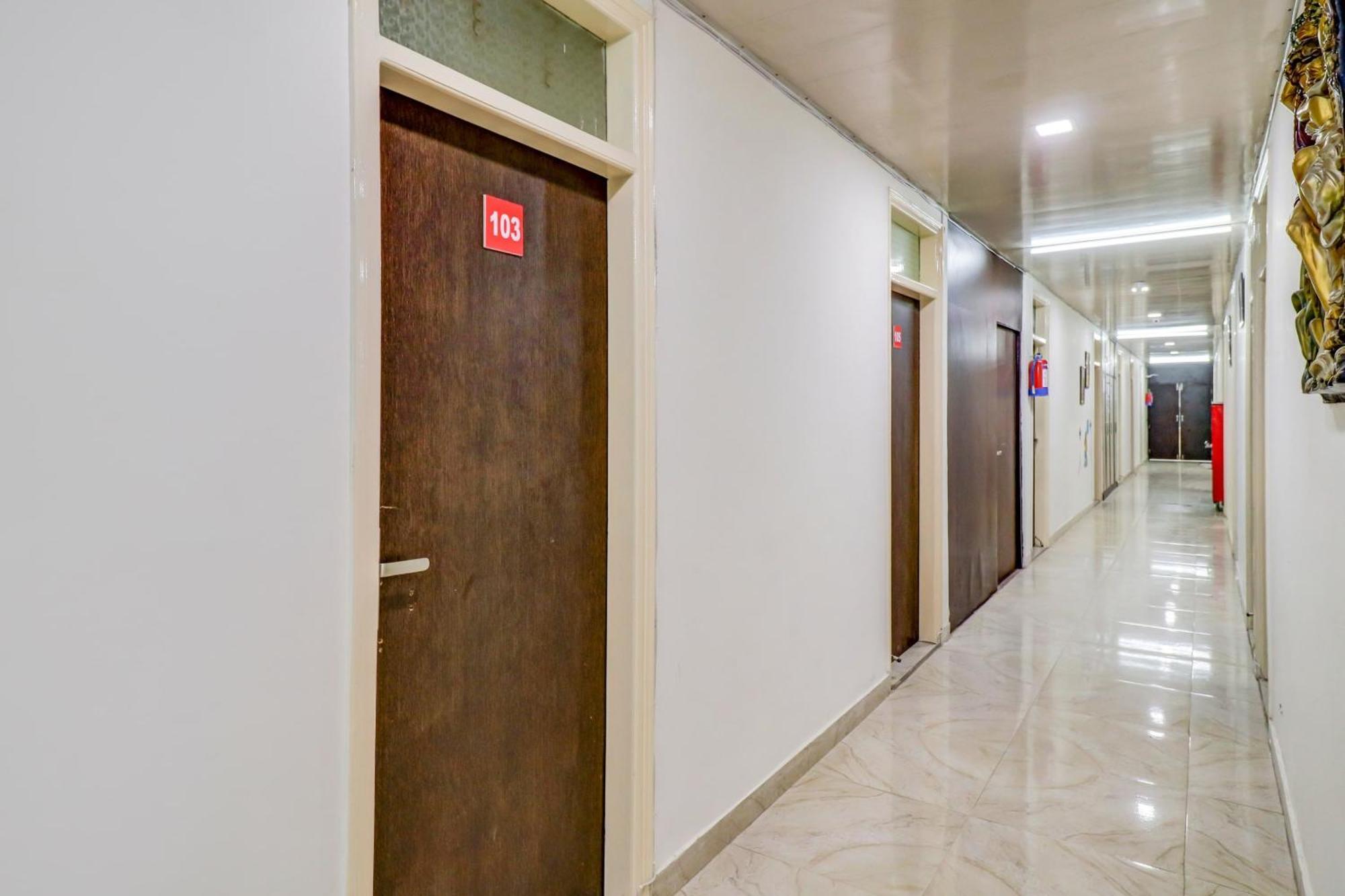 Hotel O Rs Near Pitampura Metro