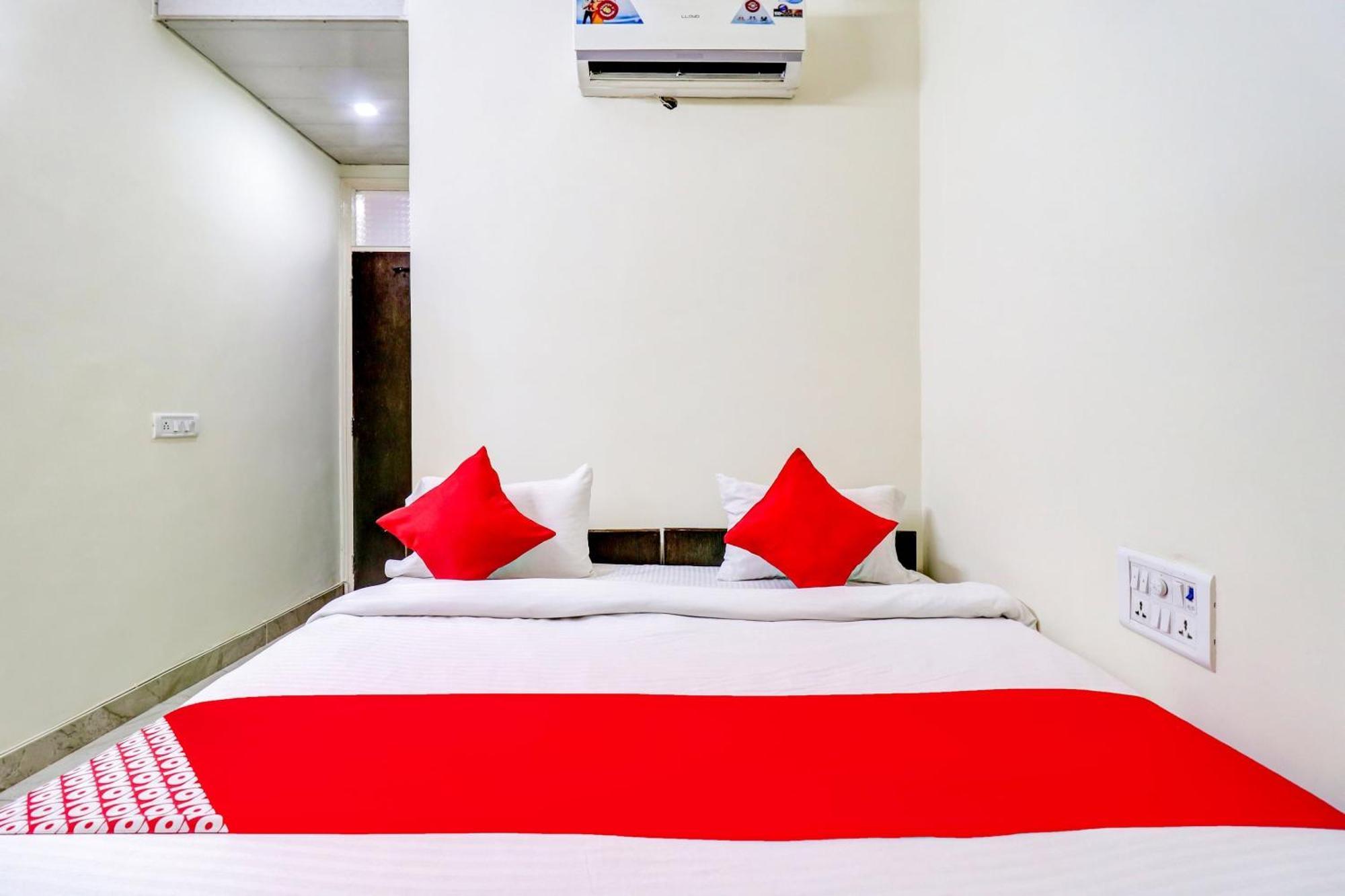 O Rs Near Pitampura Metro Hotel 3*