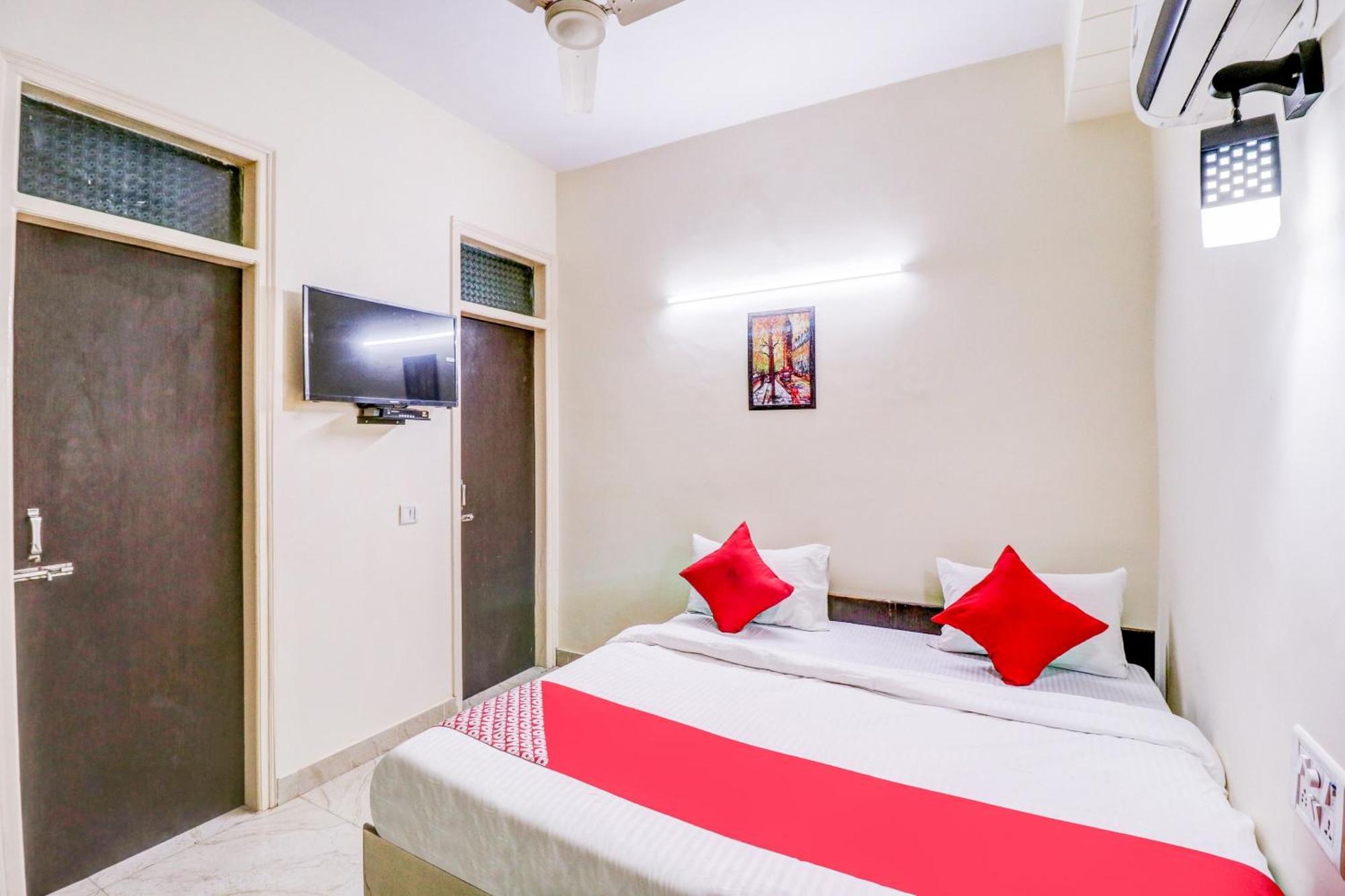 Hotel O Rs Near Pitampura Metro 3*
