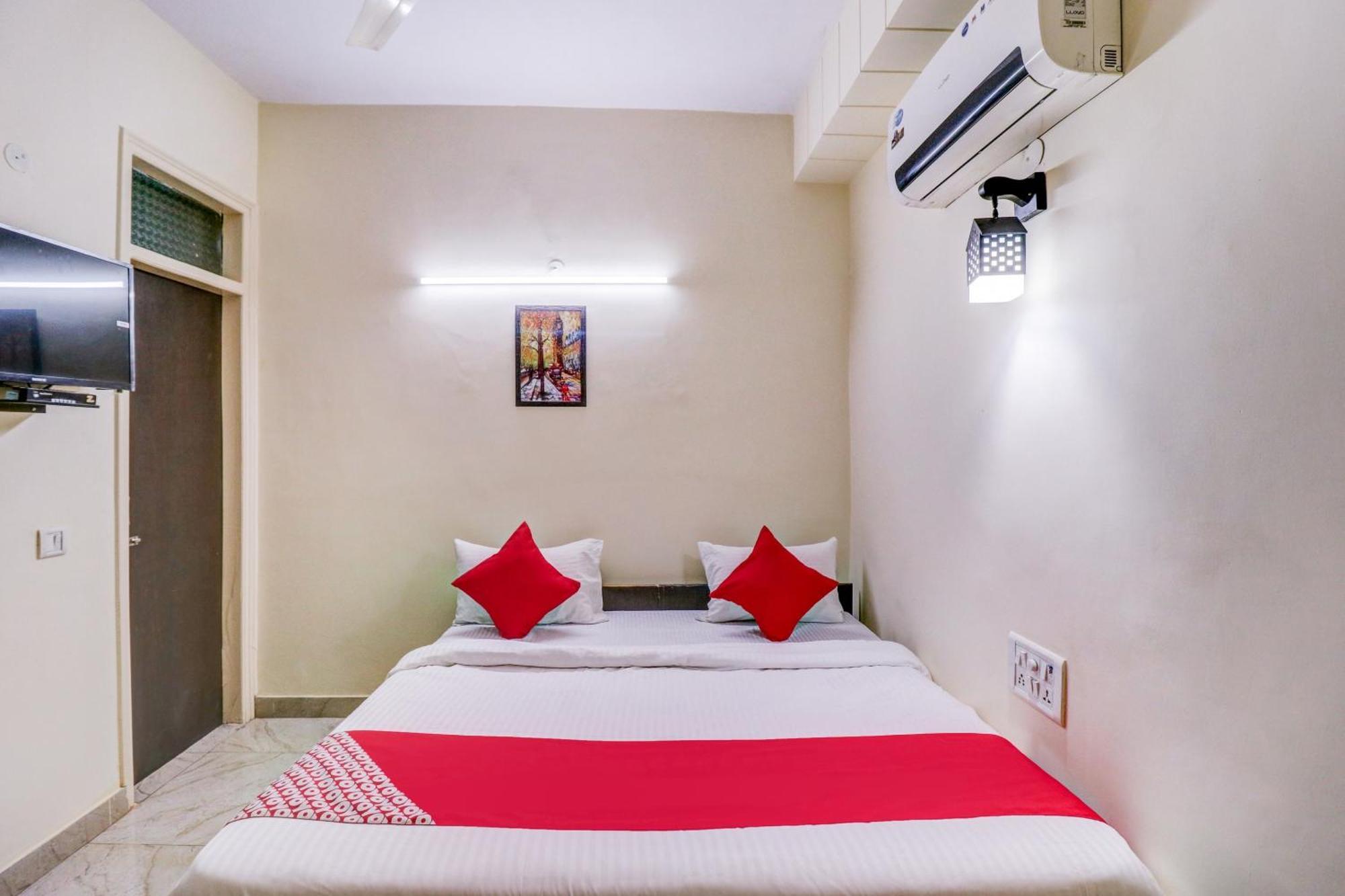 Hotel O Rs Near Pitampura Metro