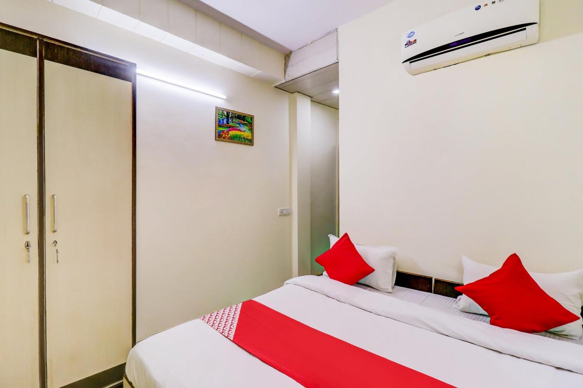 O Rs Near Pitampura Metro Hotel 3*