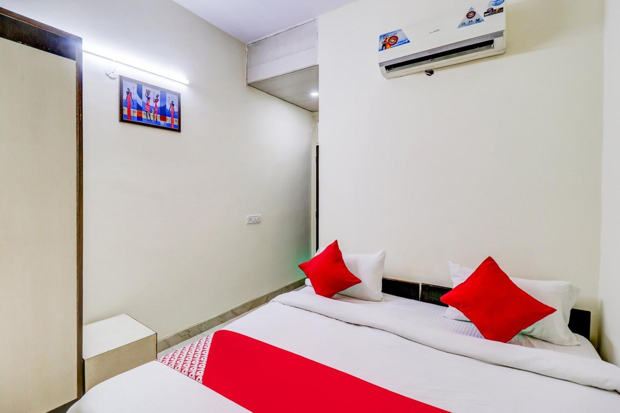 Hotel O Rs Near Pitampura Metro 3*