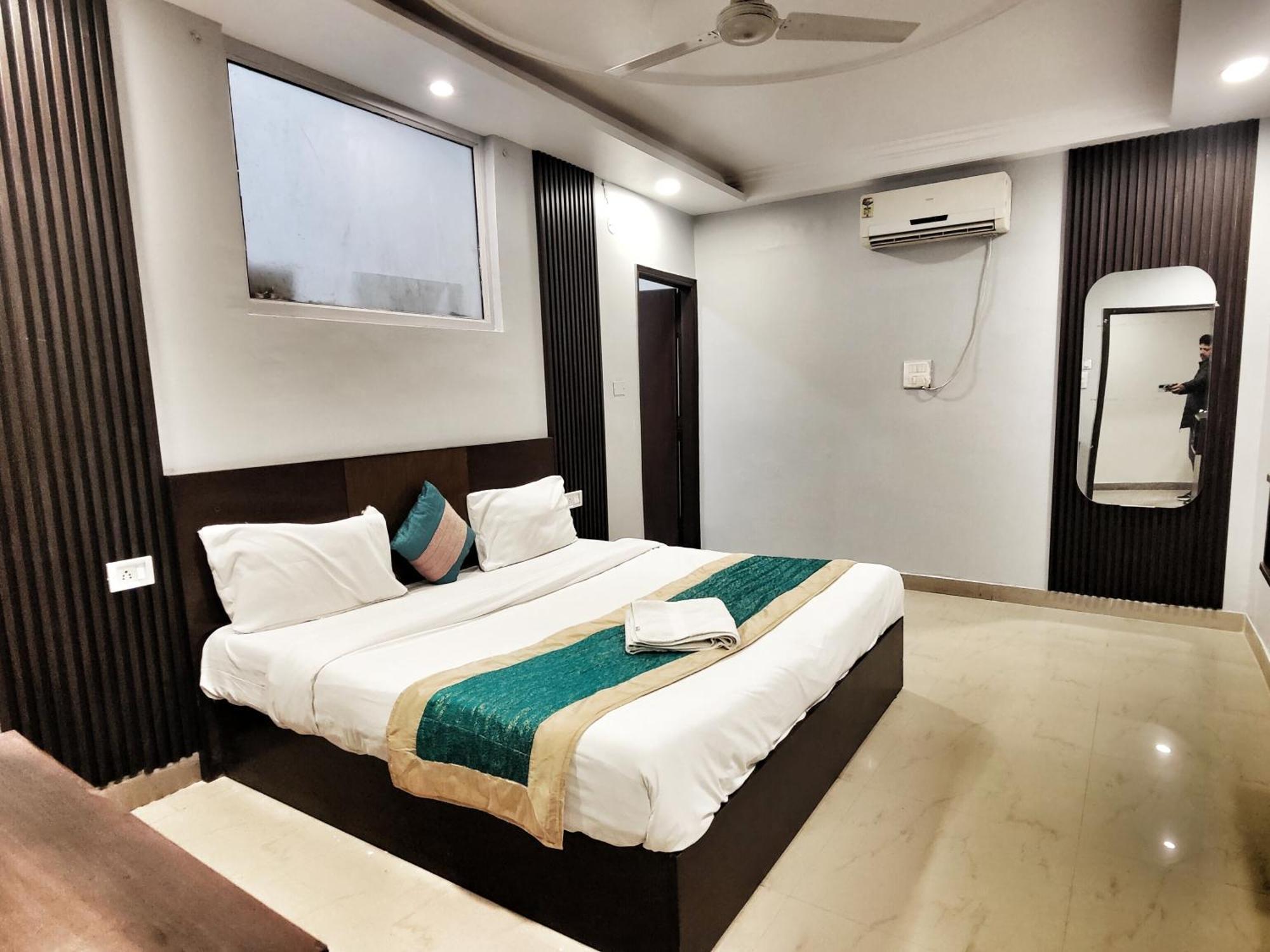 Hotel Aditya Delhi Airport 3*