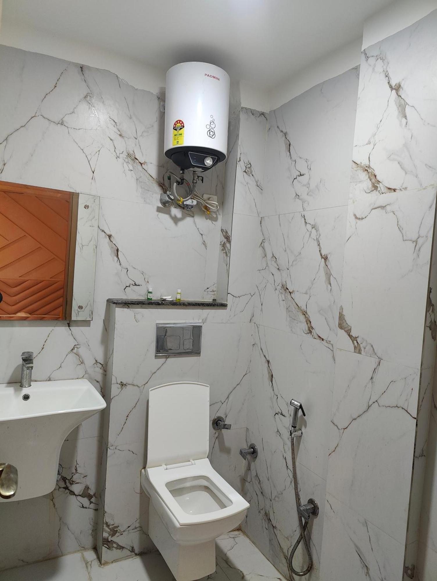 Hotel Nova Near Delhi Airport 4*