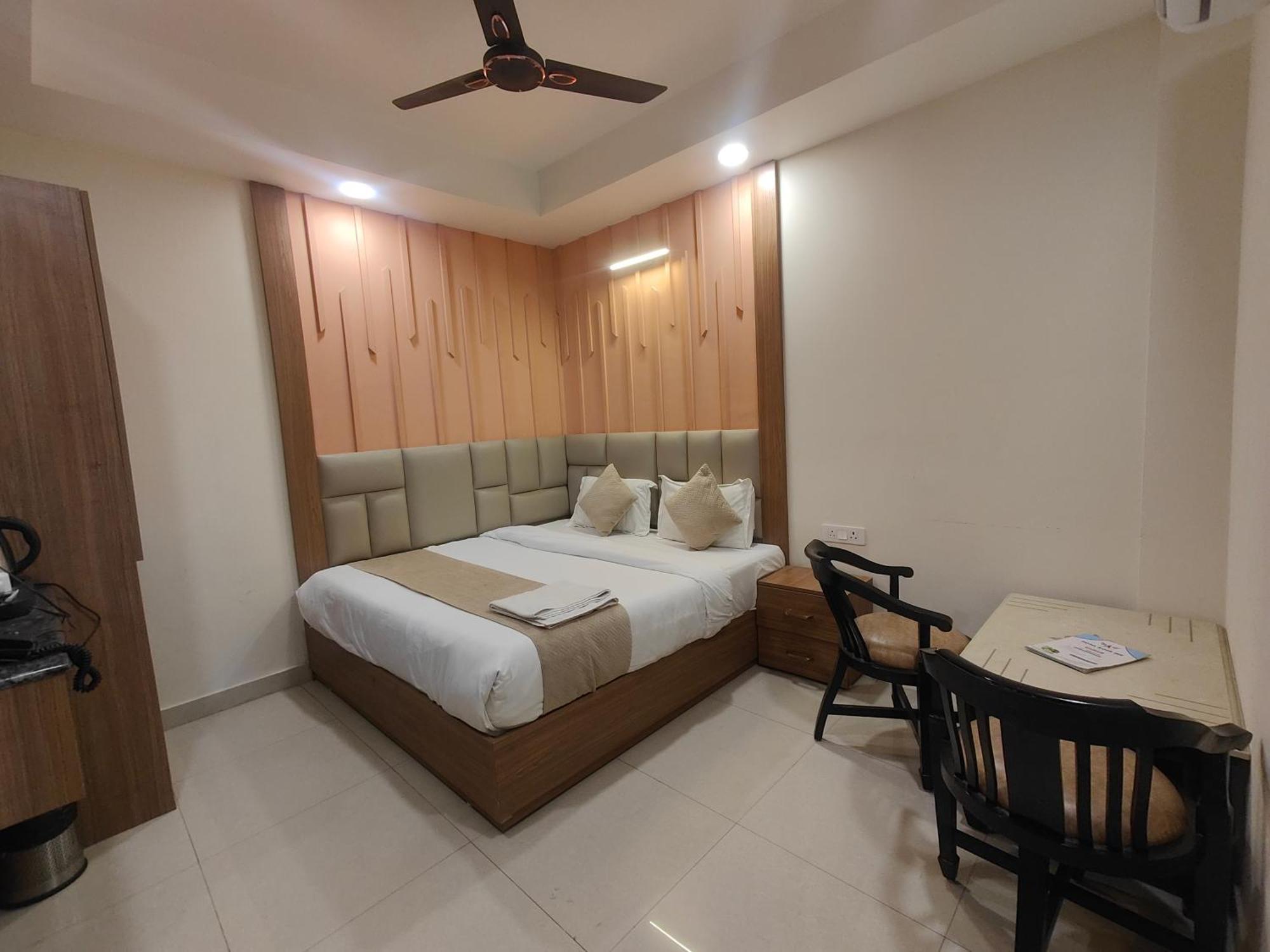 Nova Near Delhi Airport Hotel 4*
