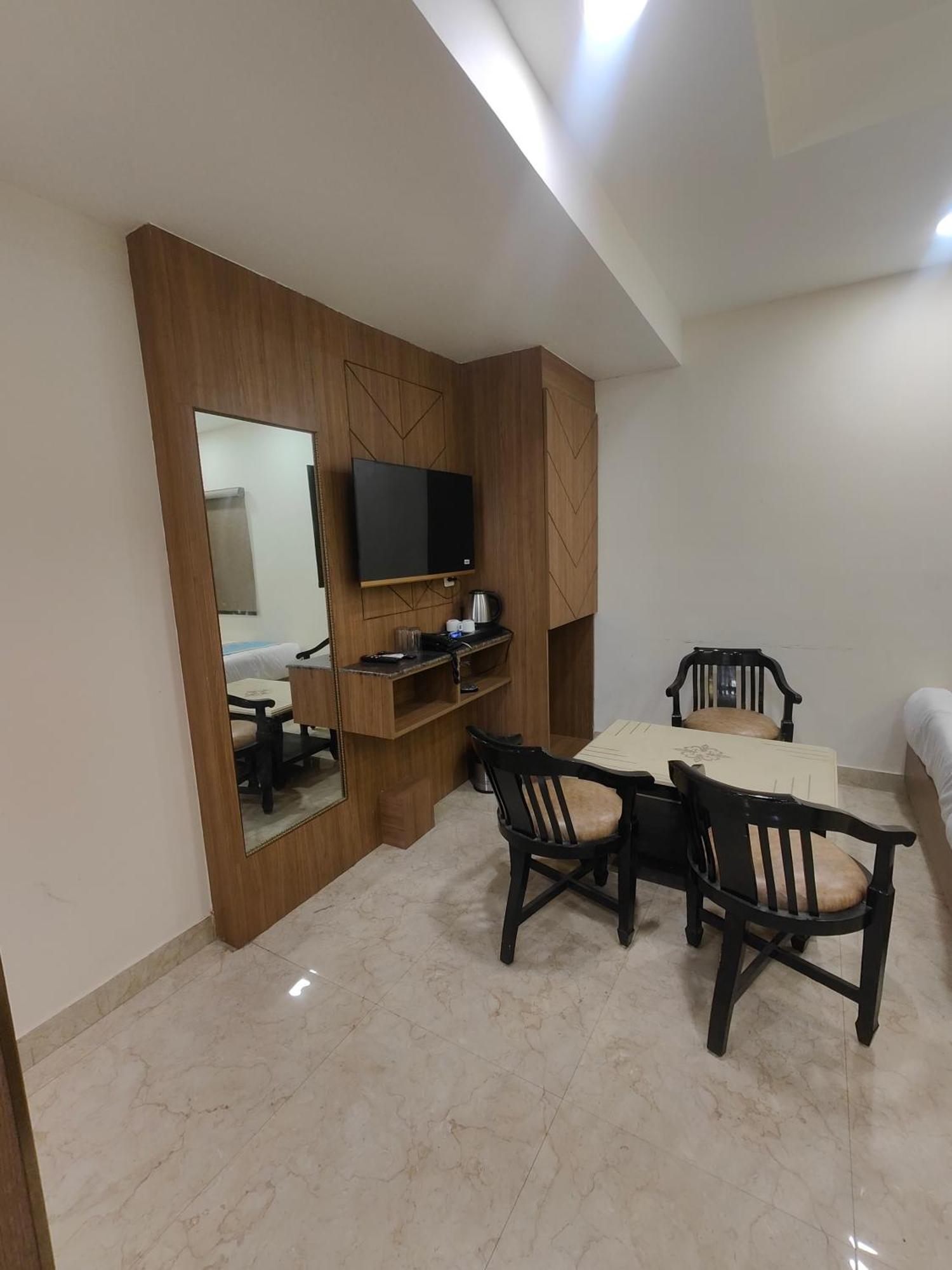 Nova Near Delhi Airport Hotel 4*