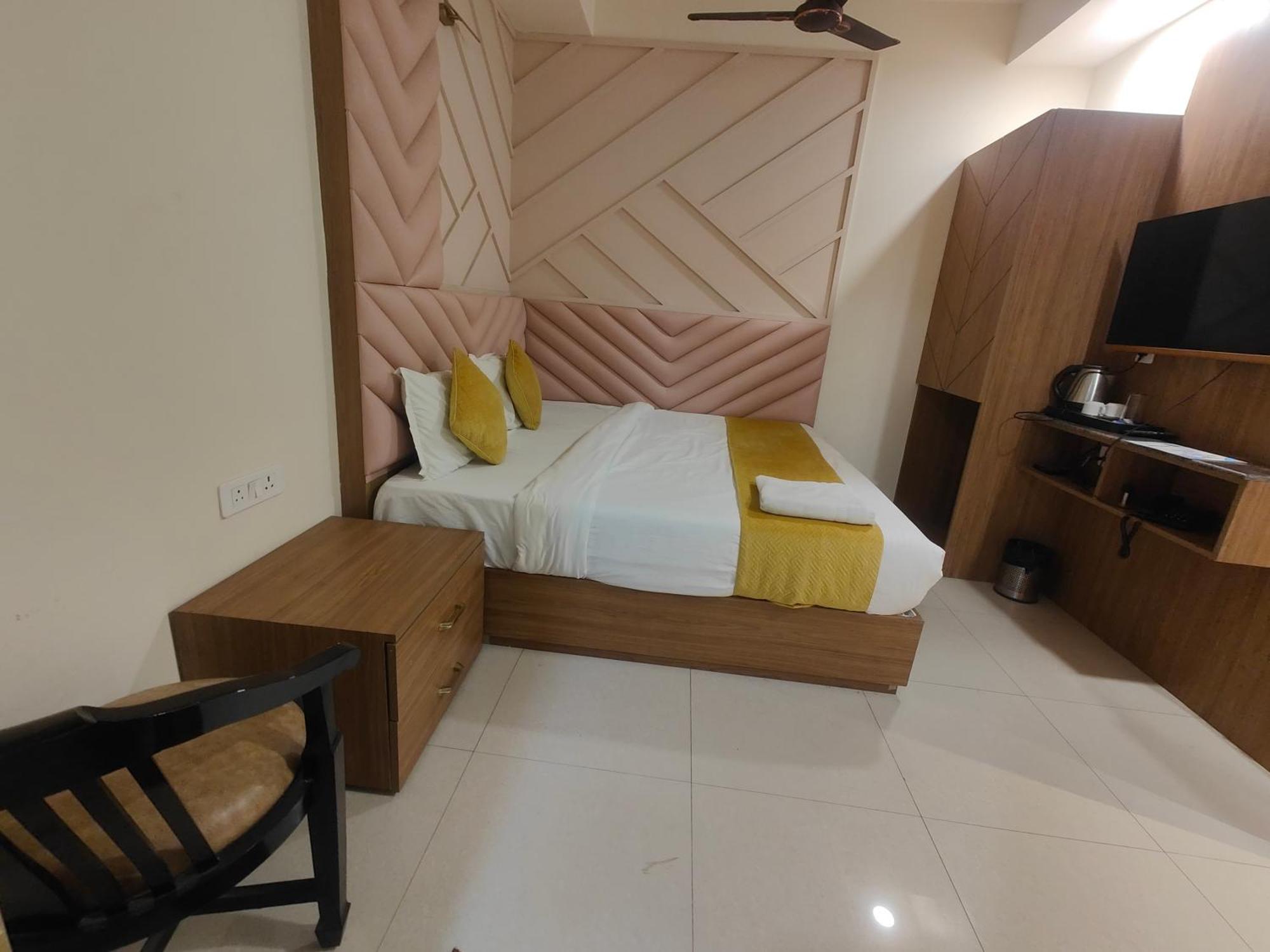 Hotel Nova Near Delhi Airport 4*