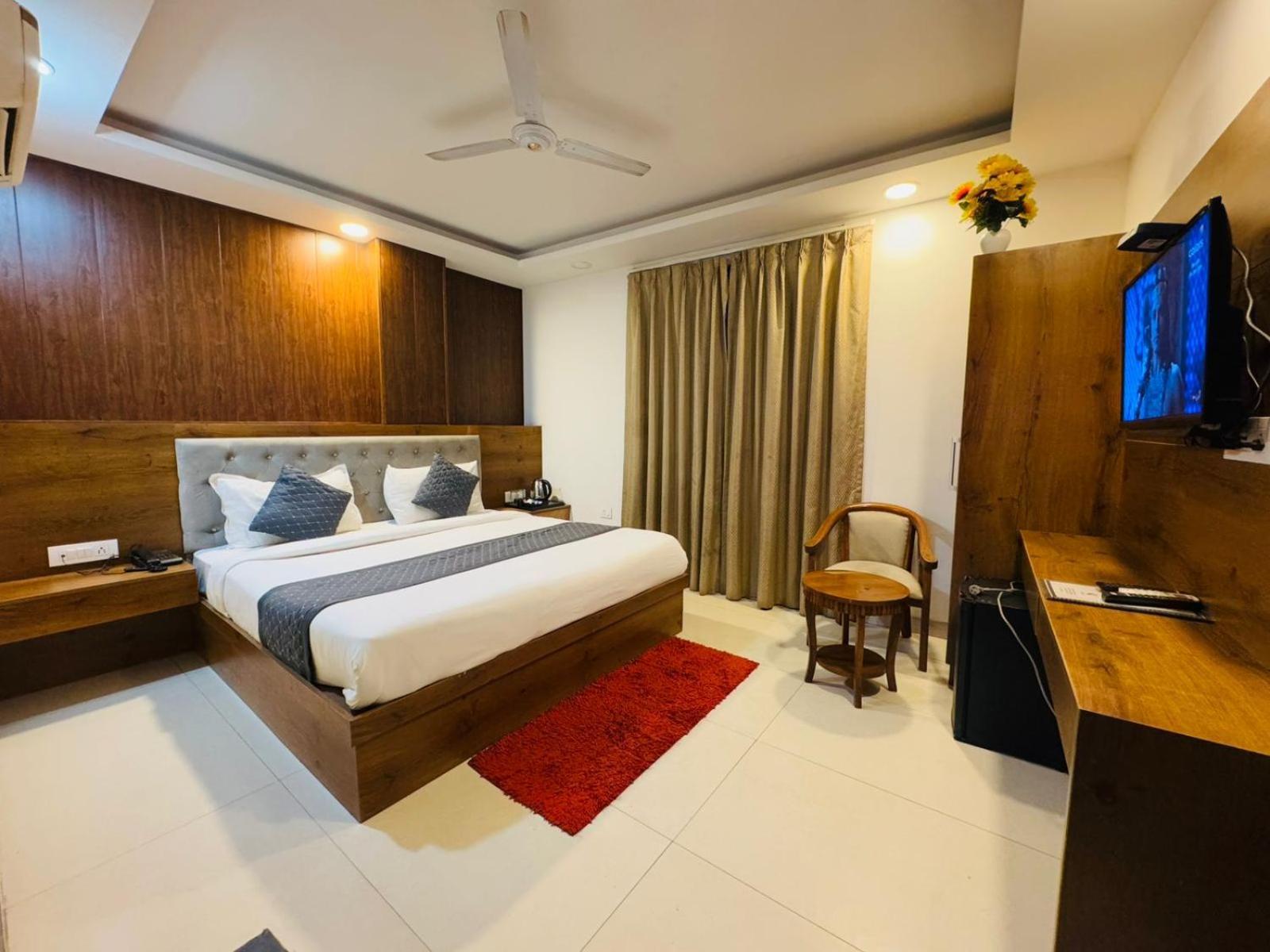 Ocean Near Delhi Airport 4*