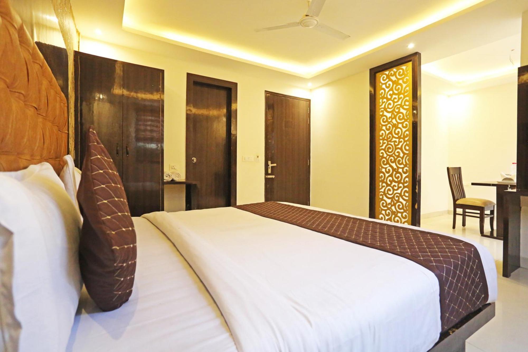 Hotel Grand Iconic Near Igi Airport 4*