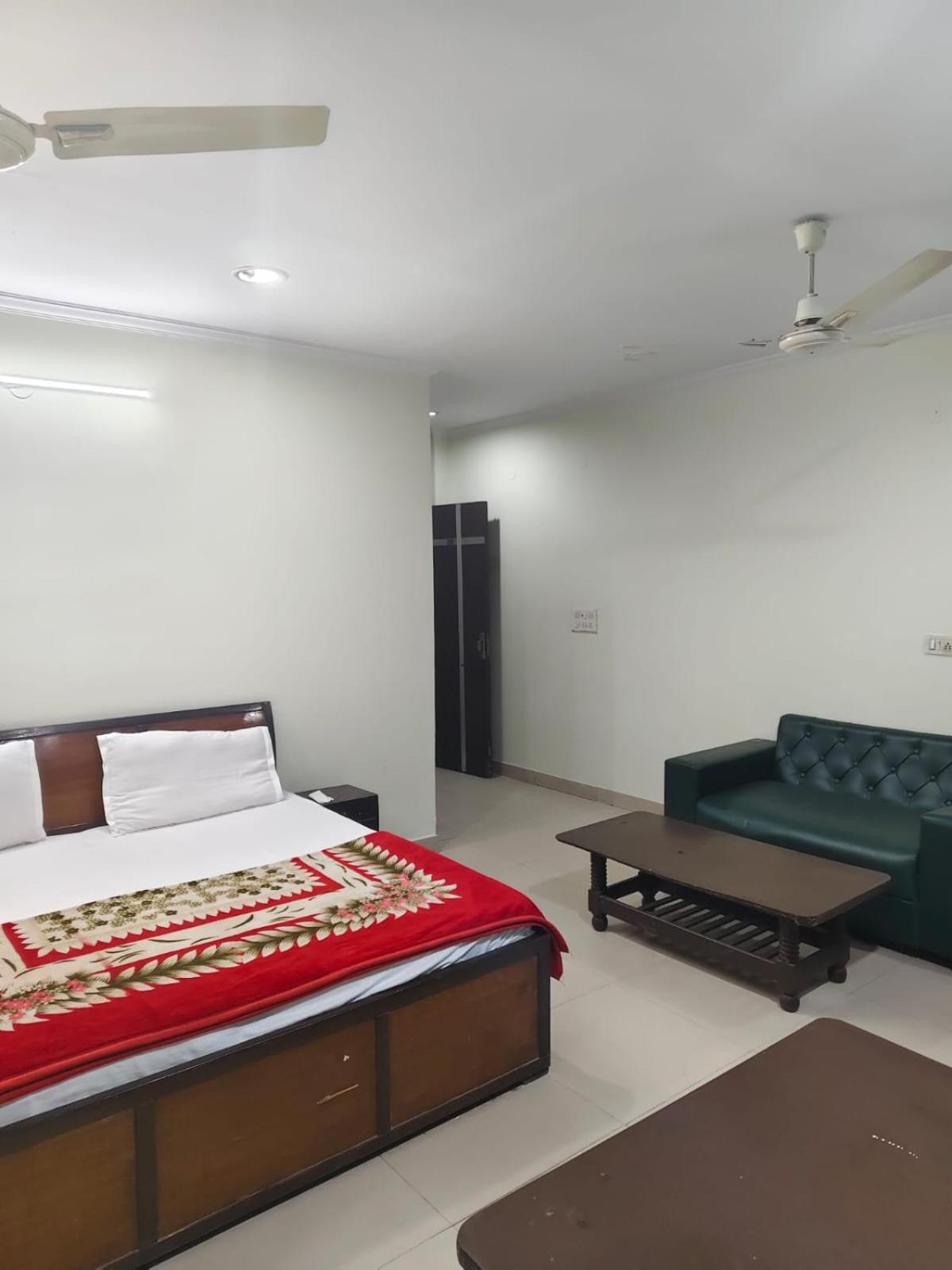 Hotel J Joy - Karol Bagh