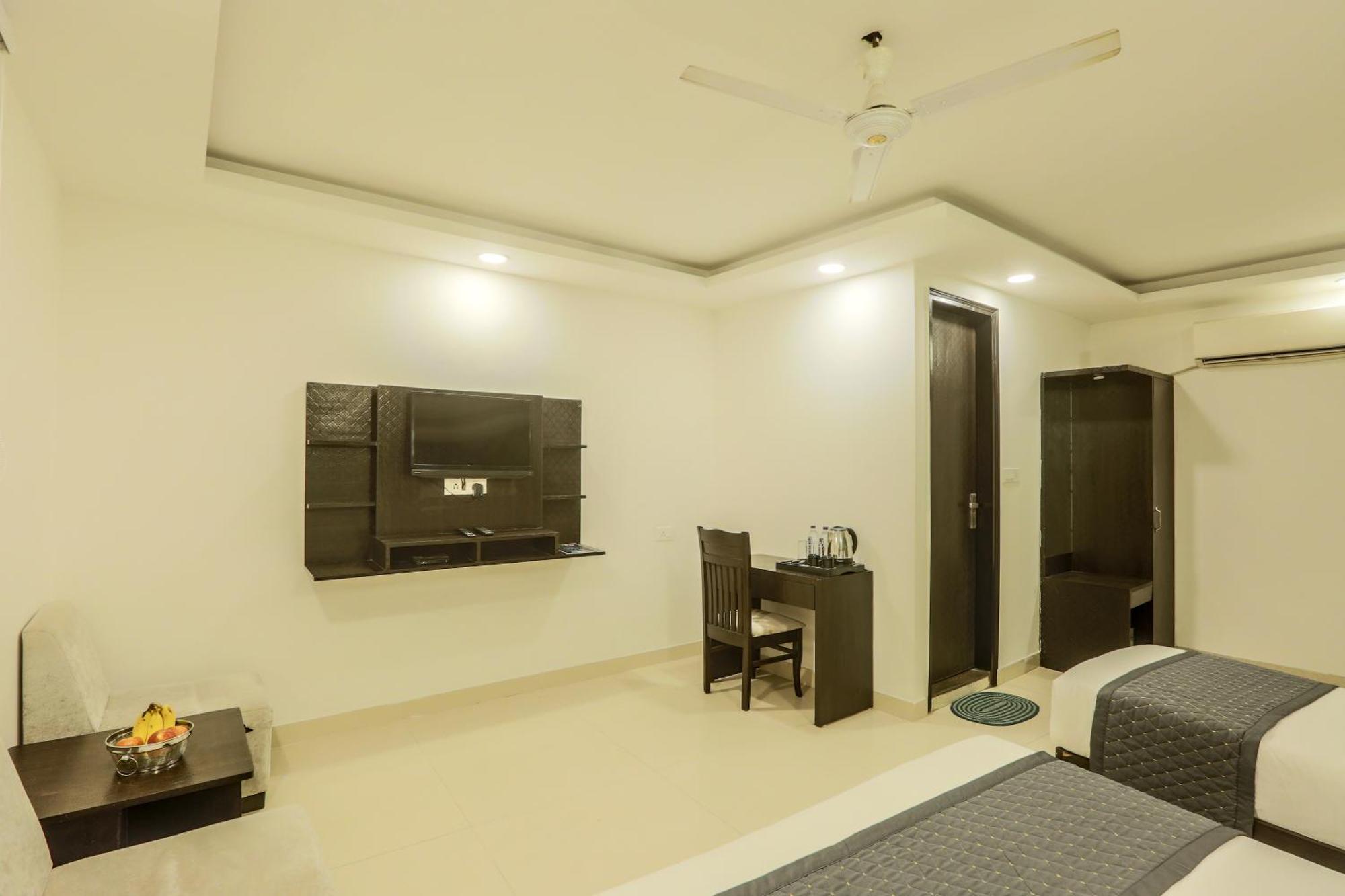 Hotel Belwoood Near Delhi Airport 4*