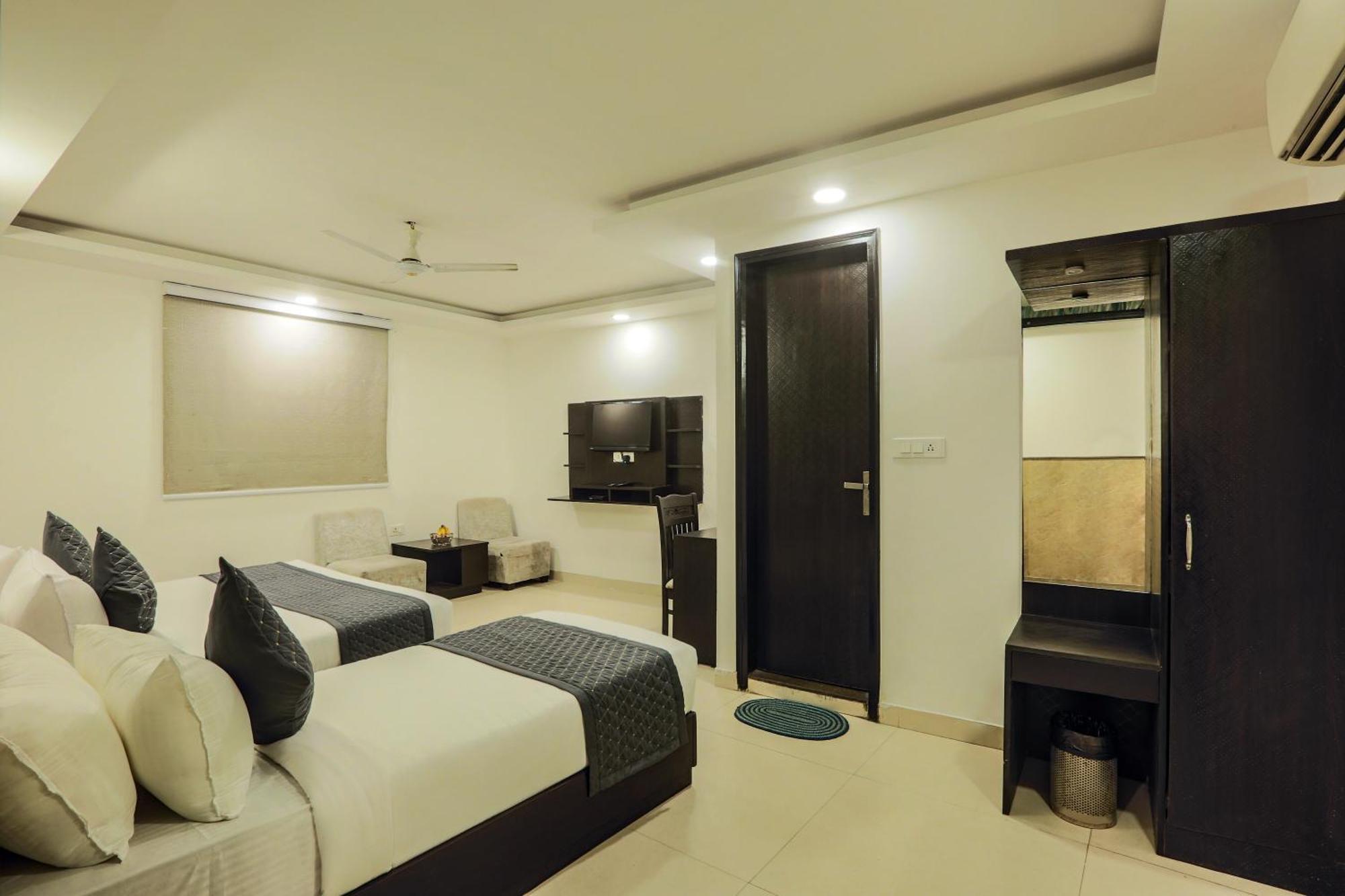 Hotel Belwoood Near Delhi Airport