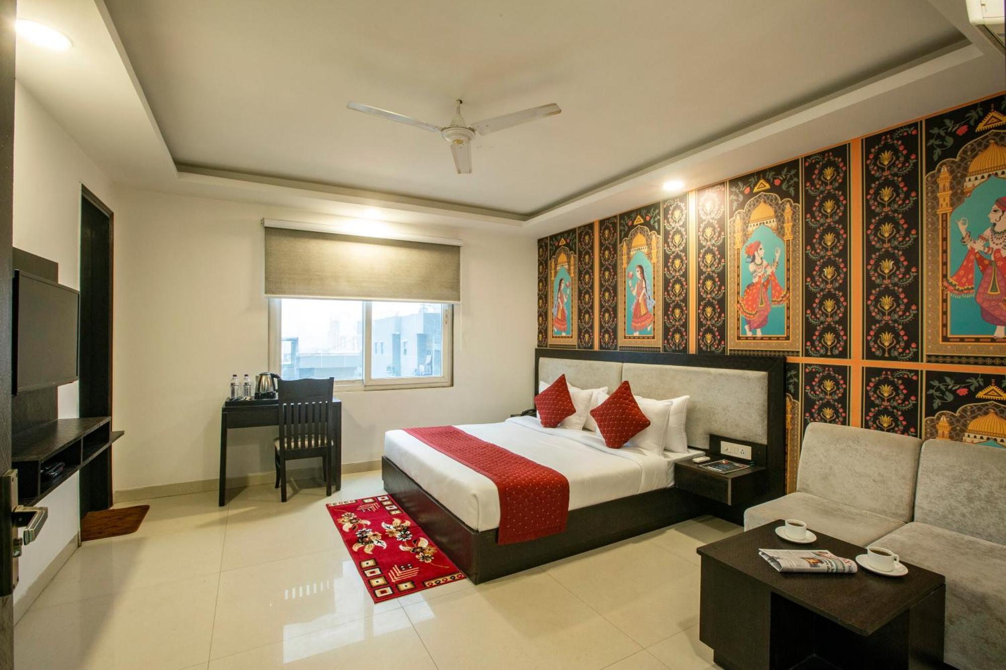 Hotel Belwoood Near Delhi Airport 4*