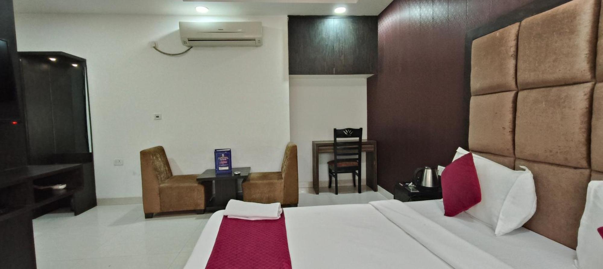 Hotel Pacific Near Delhi Airport 4*