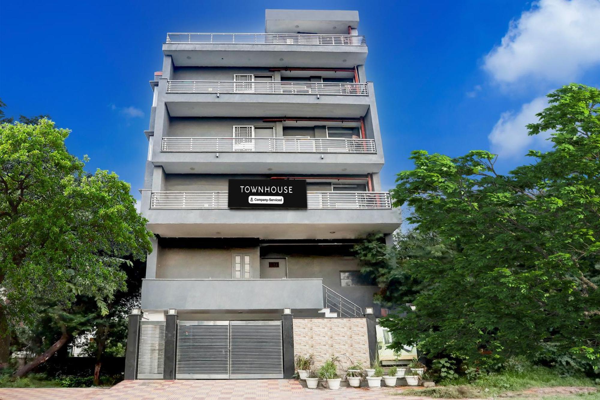 Super Townhouse Rohini Sector 24 4*