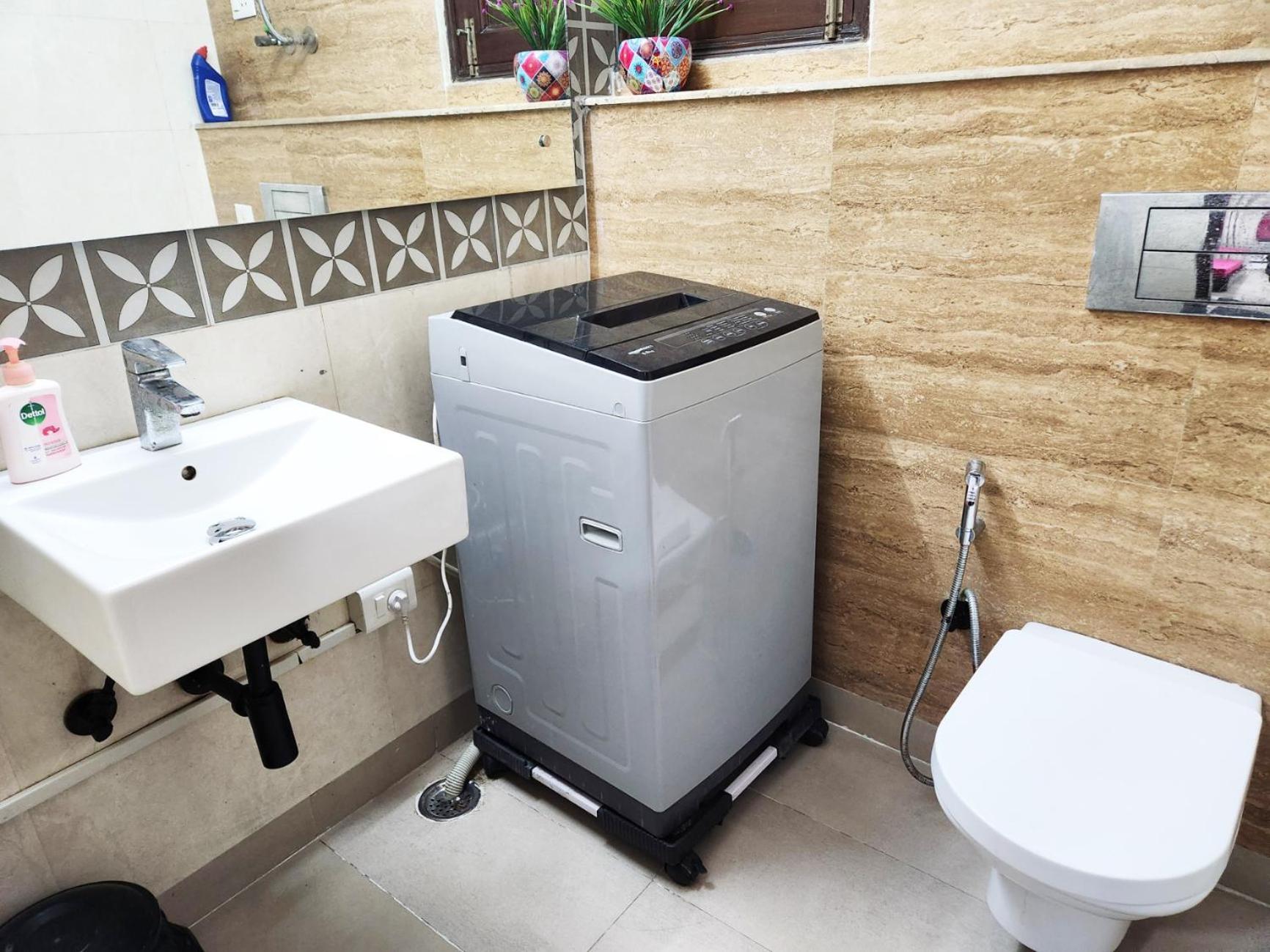 Spacious 1bhk Prime Location With 2 Restrooms 5 Apartment New Delhi