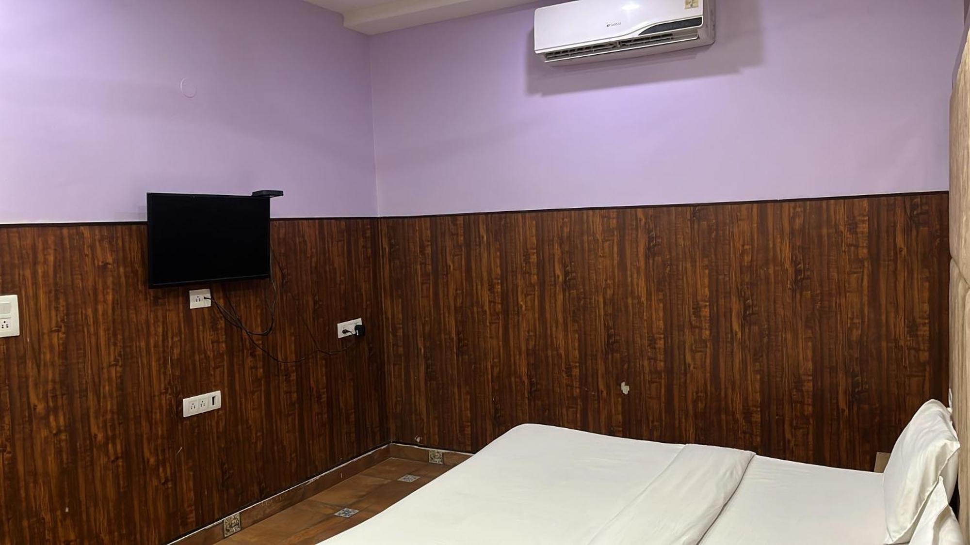 Hotel Mannat Near Shalimar Bagh Metro New Delhi