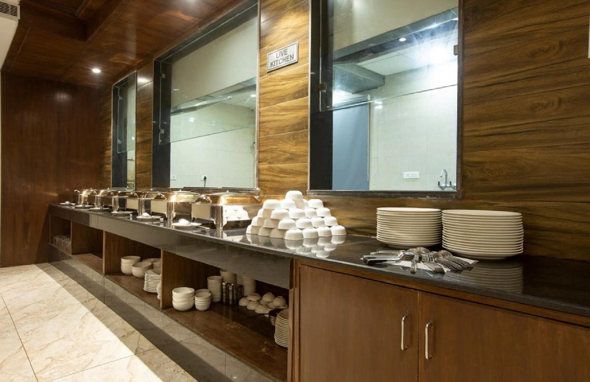 West Delhi Airport Hotel 4*