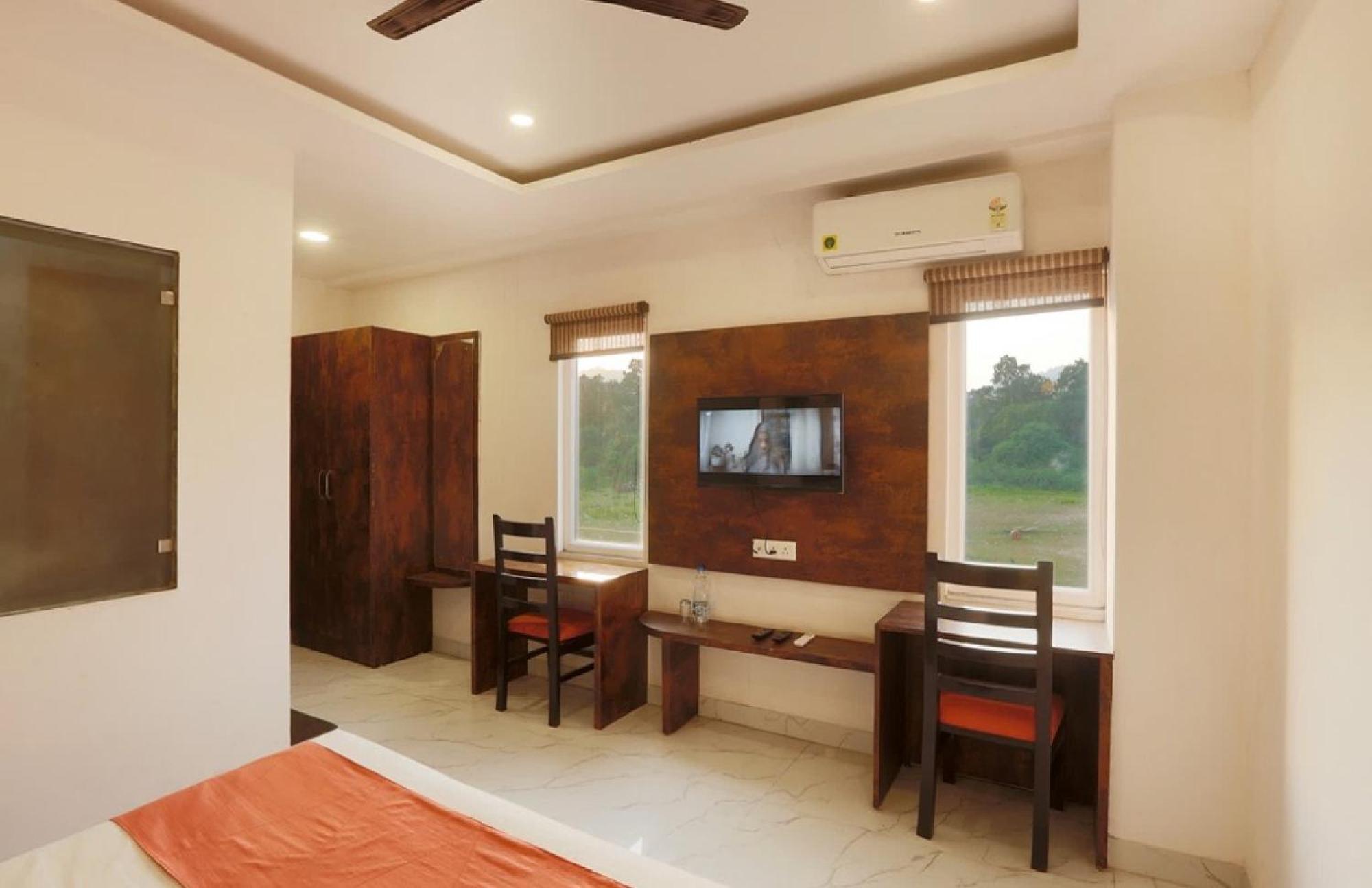 West Delhi Airport Hotel 4*