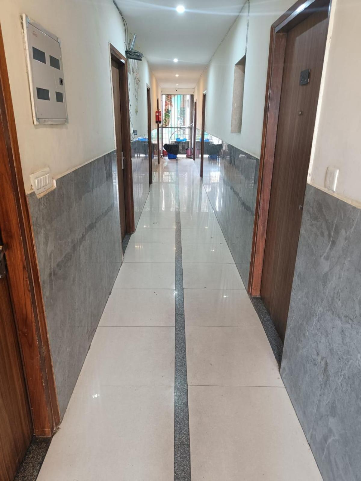 Silver Place Near Igi Airport Dwarka 2*