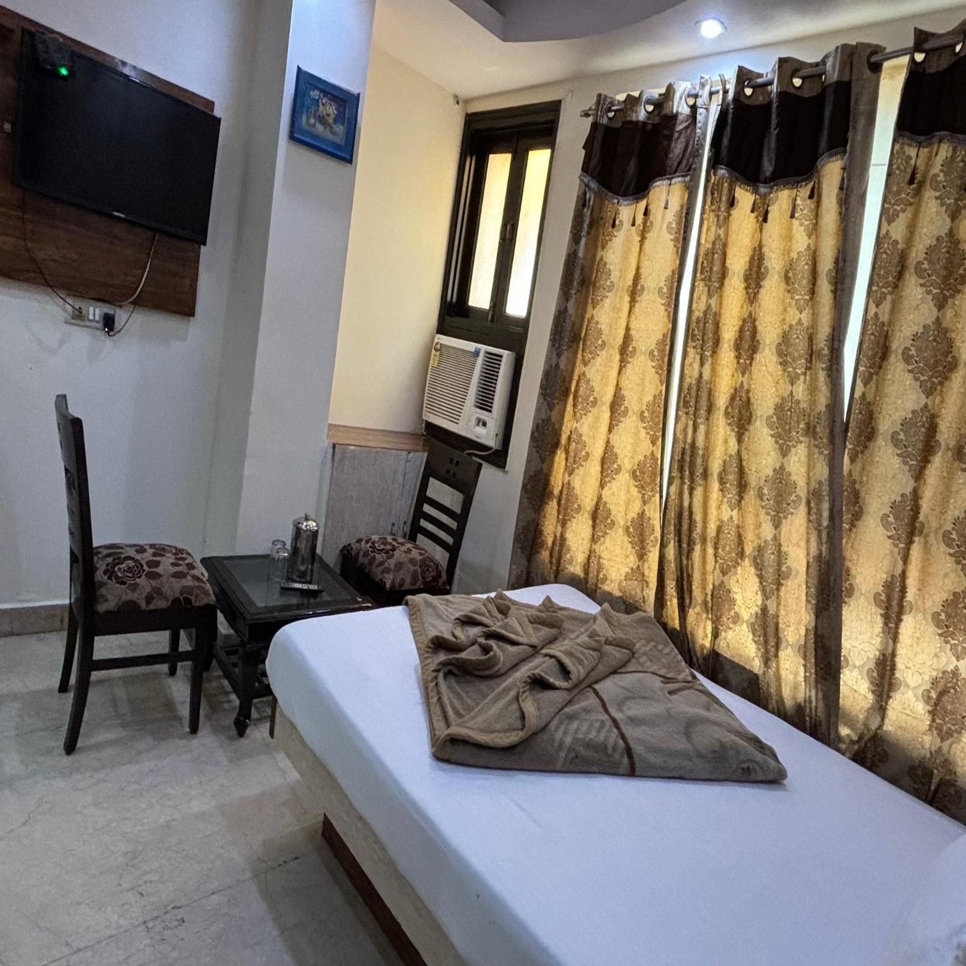 Pk International Near By Station I Couple Friendly Hotel