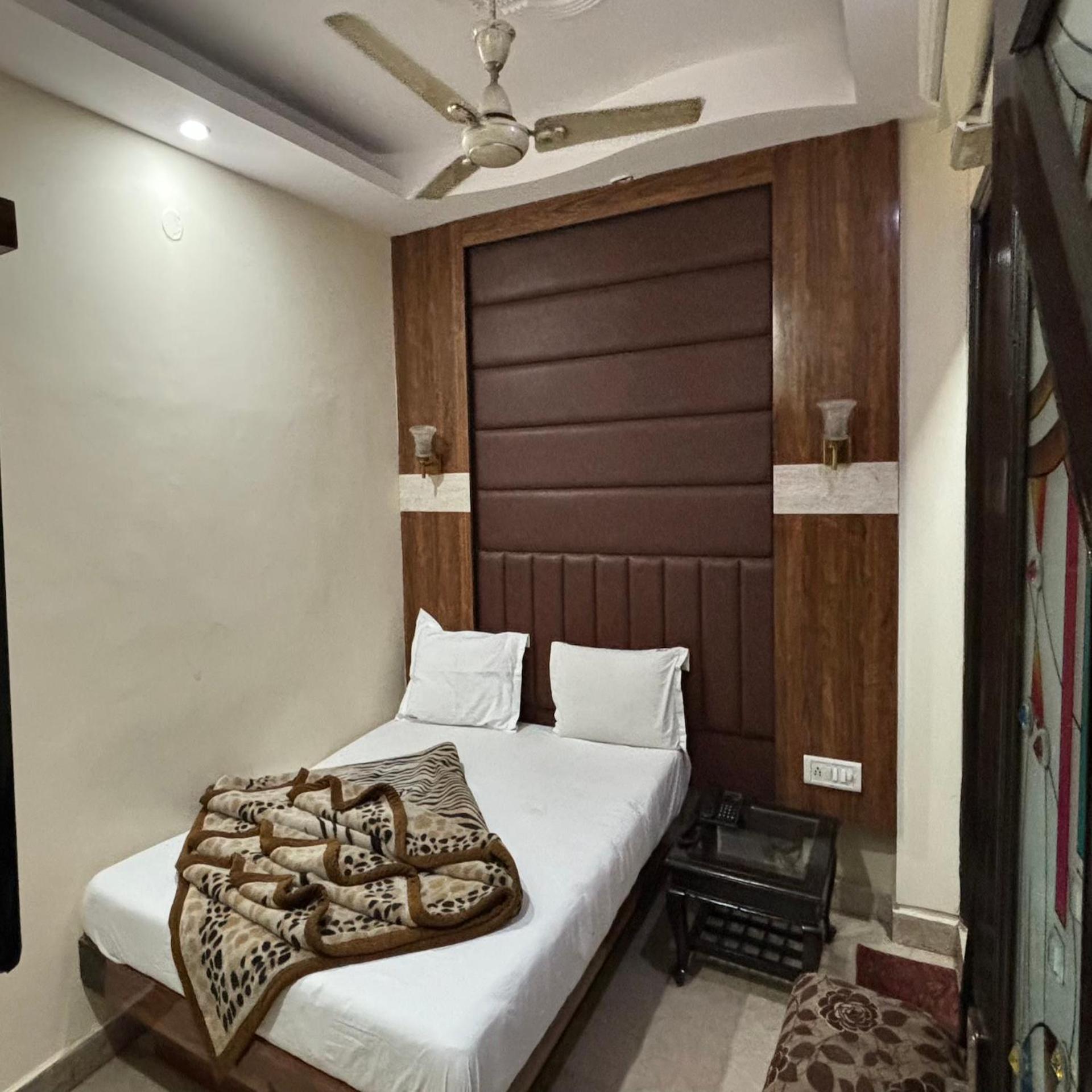 Pk International Near By Station I Couple Friendly Hotel