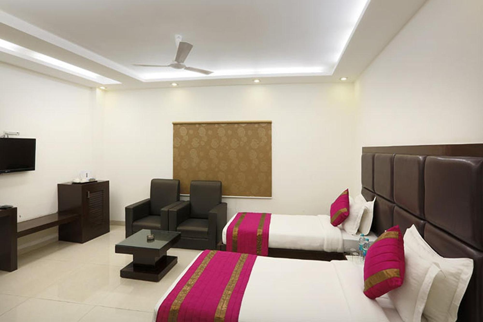 Anand Lok Hotel 3*