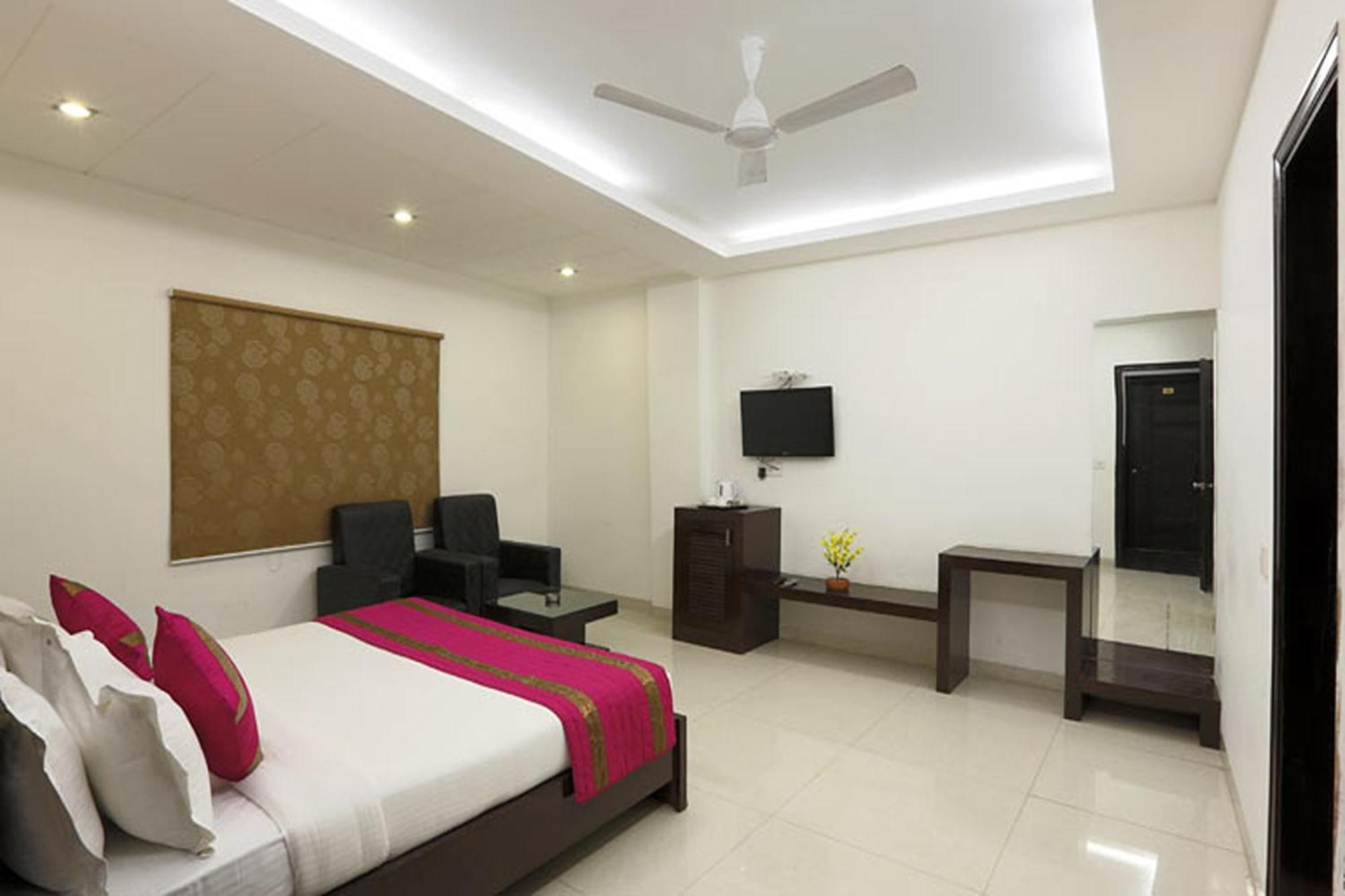 Anand Lok Hotel 3*