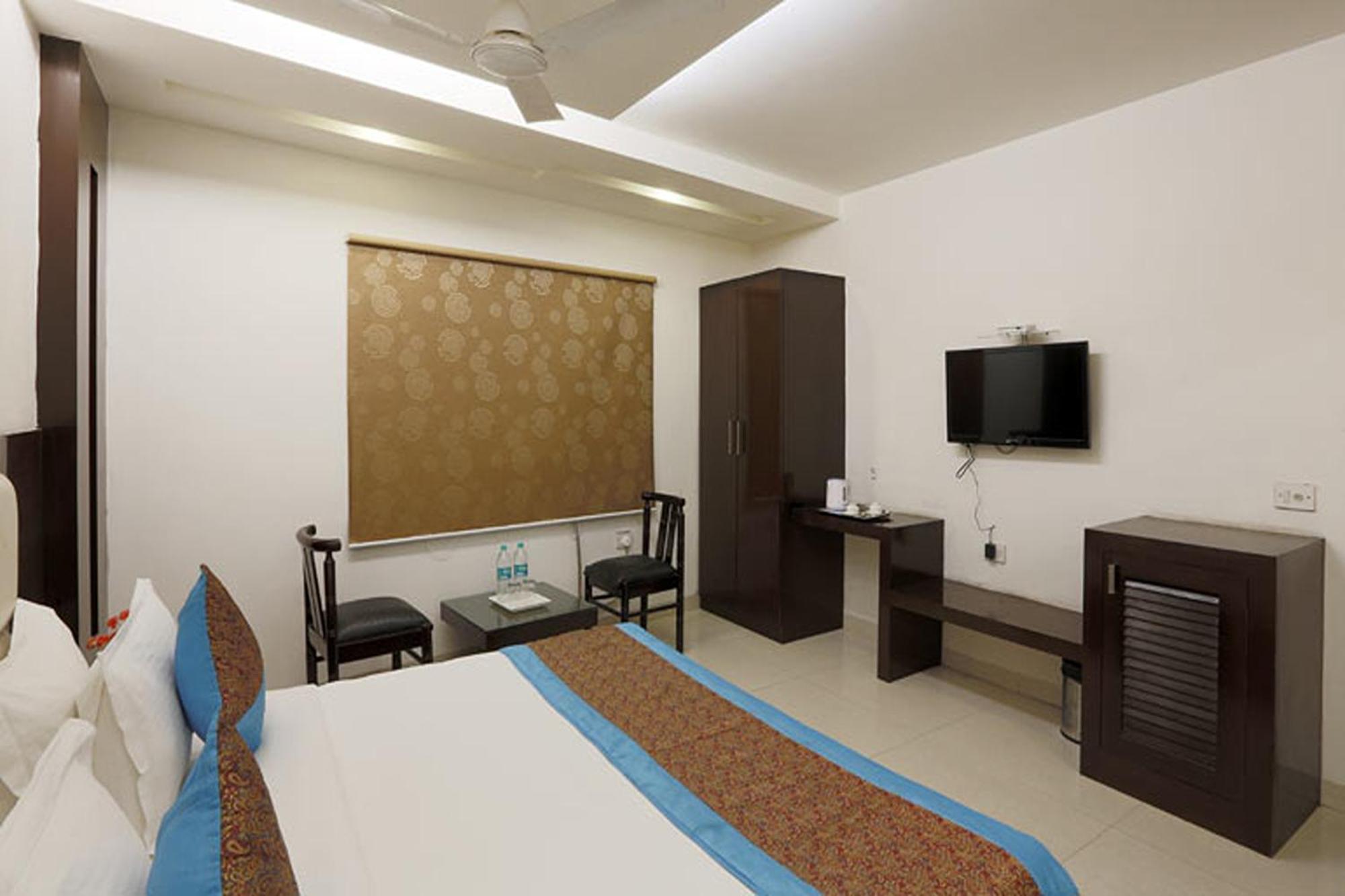 Hotel Anand Lok 3*