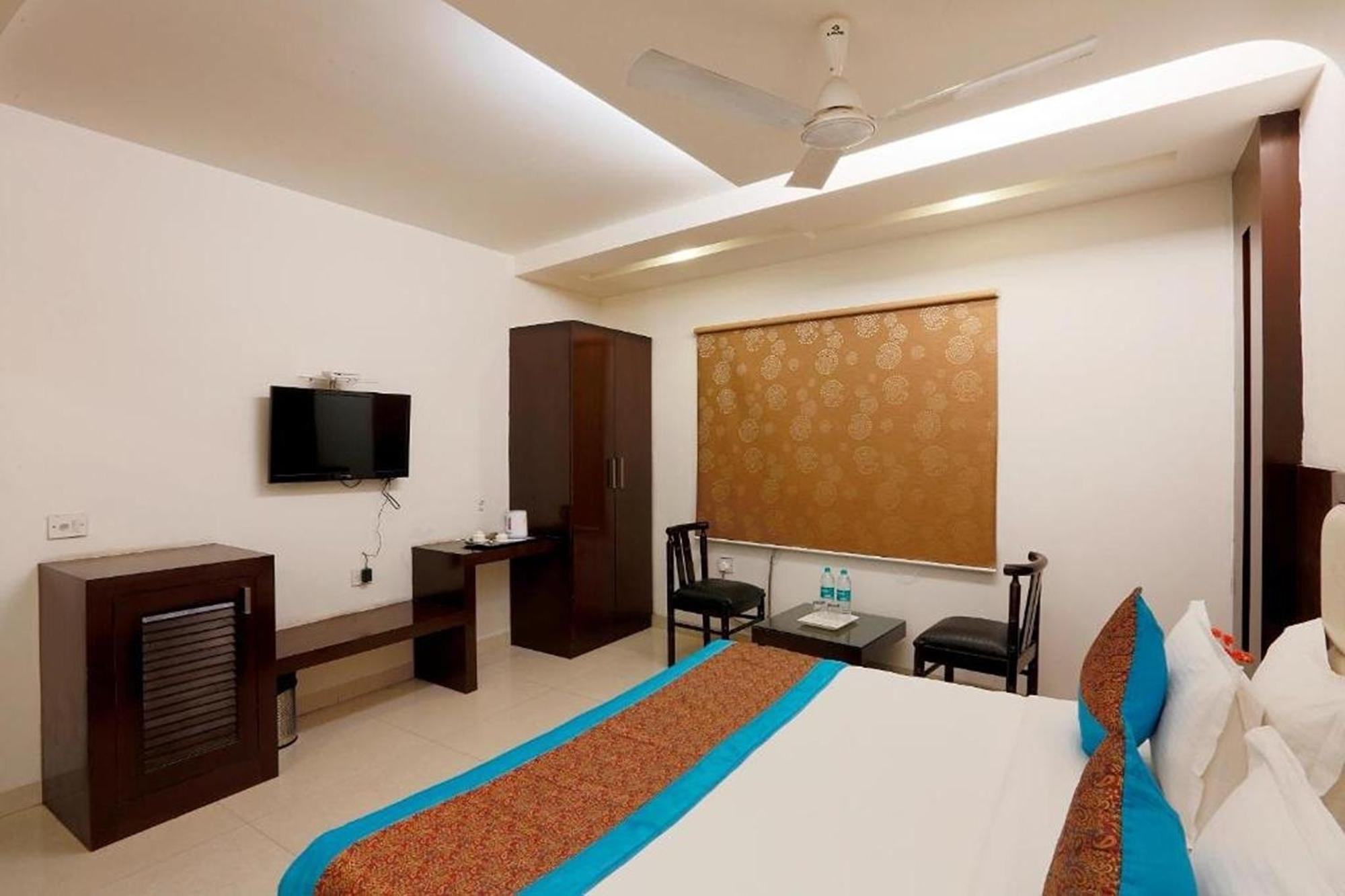 Anand Lok 3*