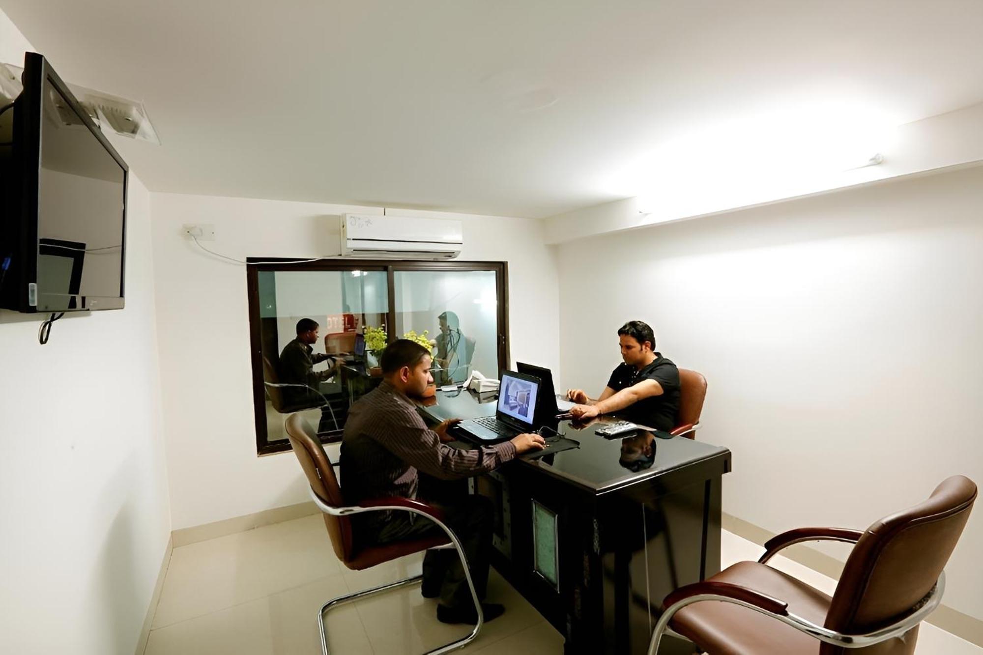 Anand Lok Hotel 3*